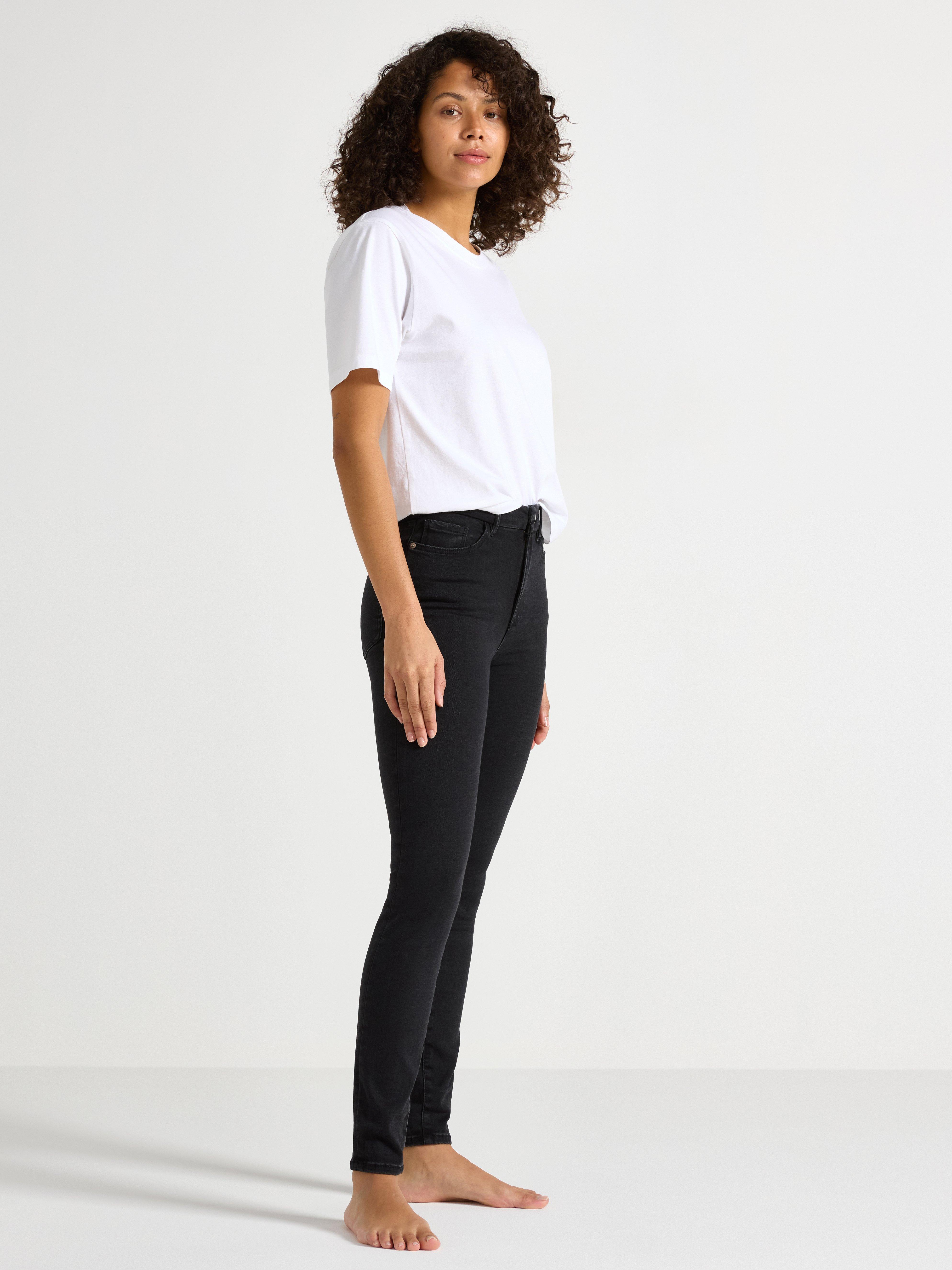 Calça jeans SLIM Clara superstretch, tamanho médio-alto, preta.