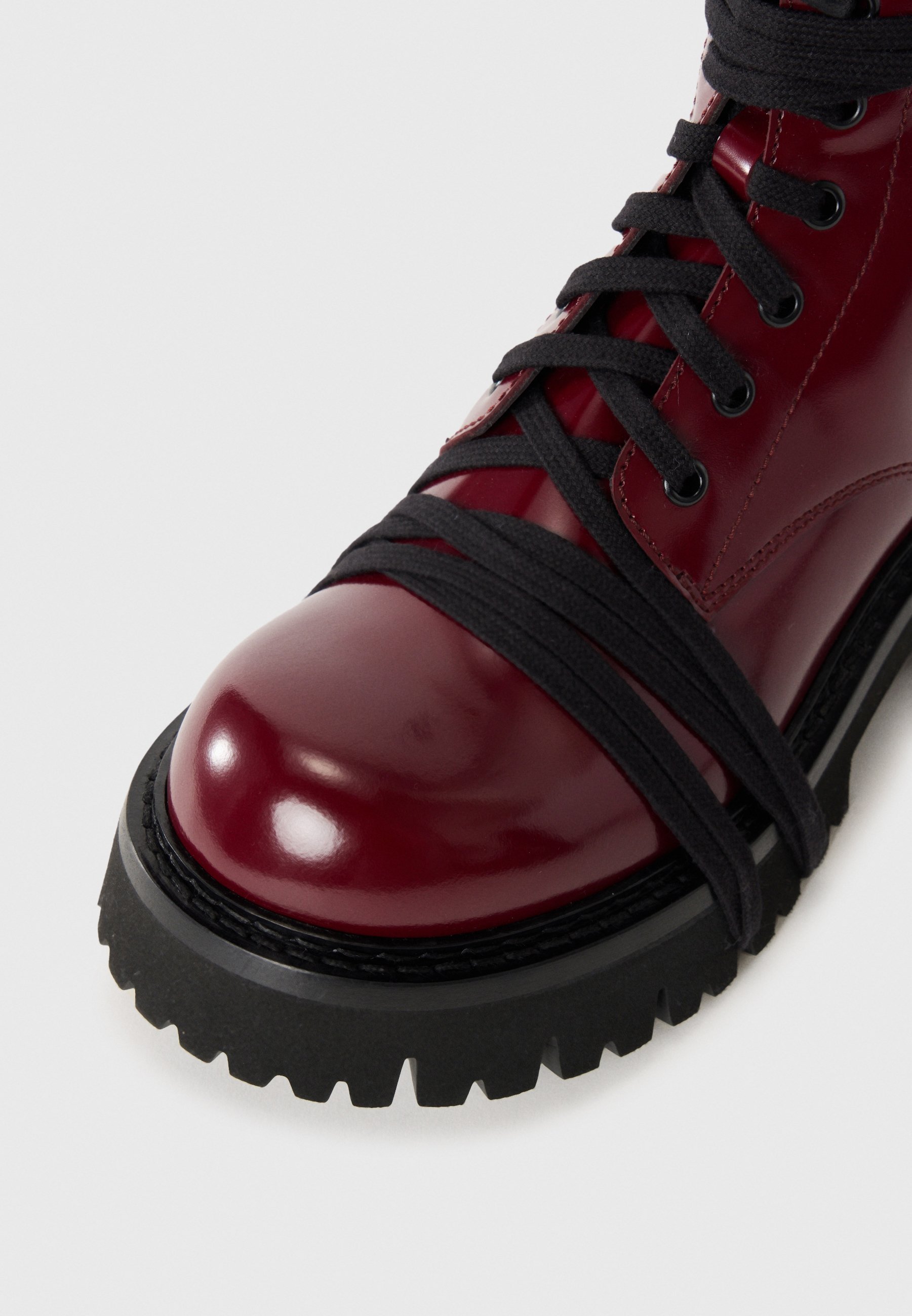 MOSCHINO Kotníkové boty na šněrování - black