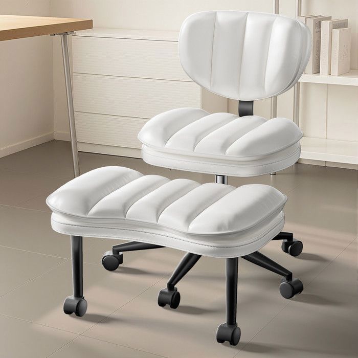 Silla de oficina beige con patas cruzadas y ruedas.