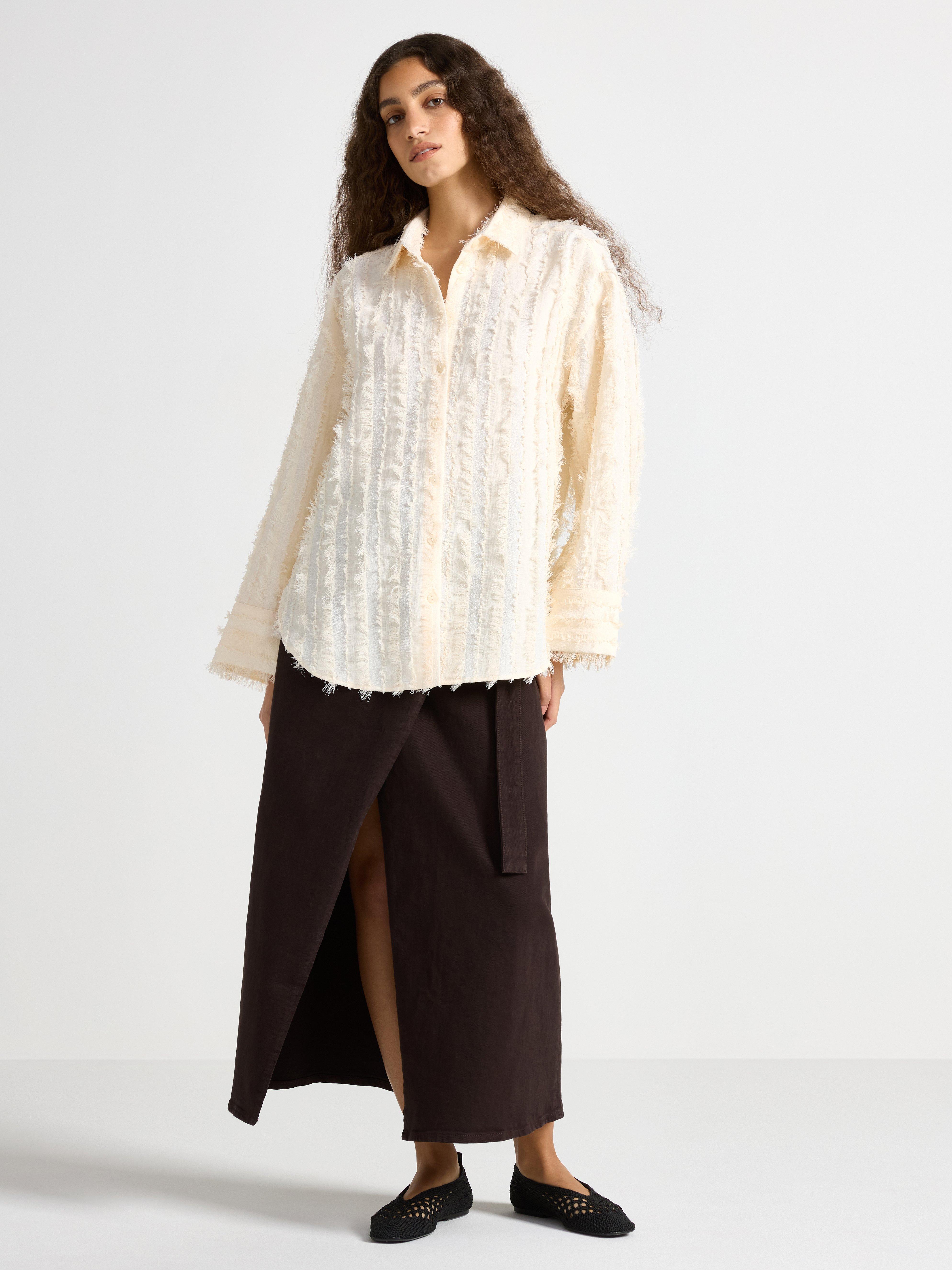 Camisa com franjas, branco acinzentado