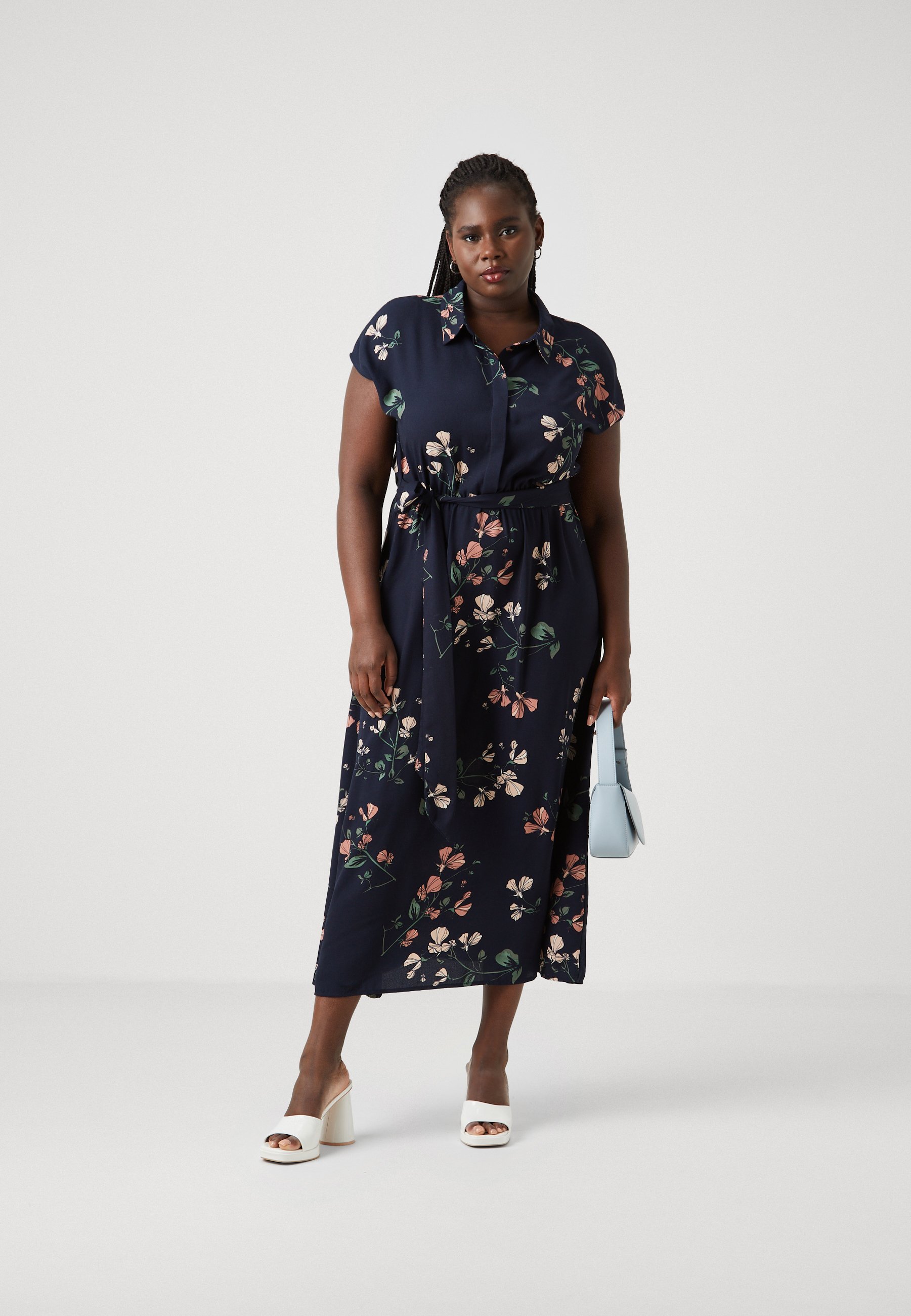 Vero Moda Curve VMNEWHALLIE LANGES KLEID - Maxikleid - Nachthimmel