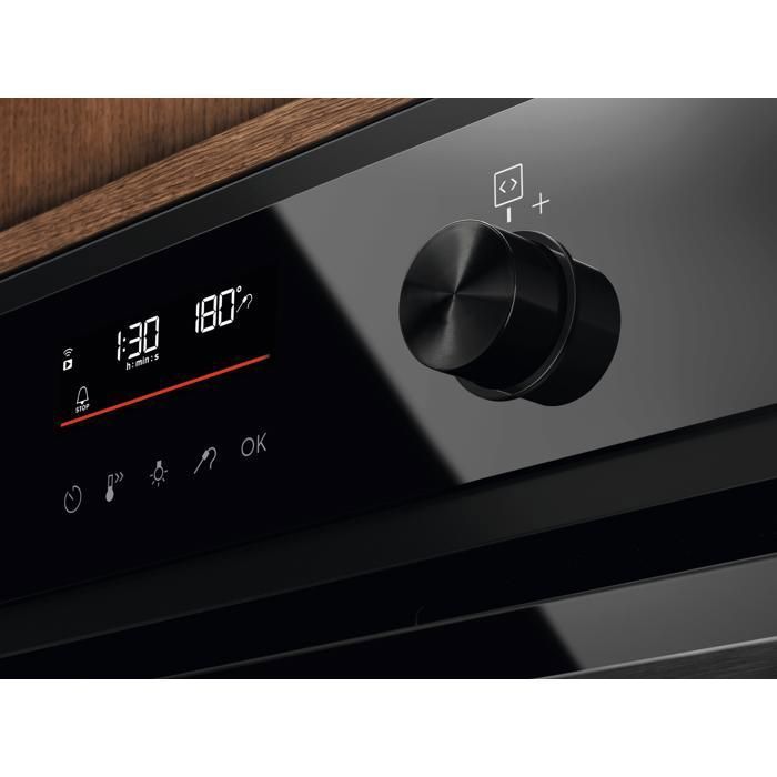 Electrolux 600 SenseCook® Pyrolytic Built-in Oven with SteamCrisp Y6POC67WH Energy Class A++ Pure Black