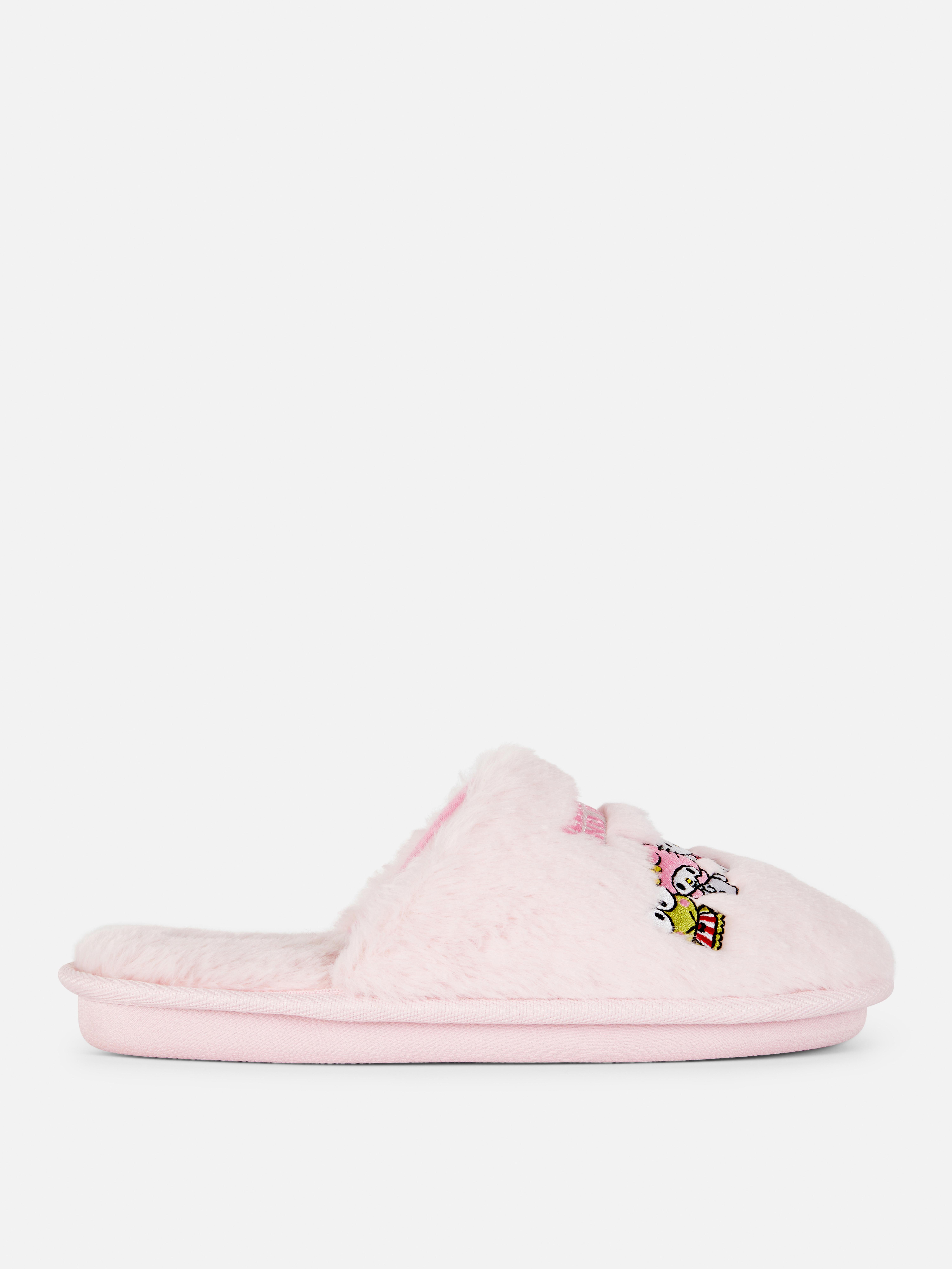 Papuci pufoși cu Hello Kitty și prietenii ei Papuci moi și pufoși cu Hello Kitty și prietenii ei deasupra
