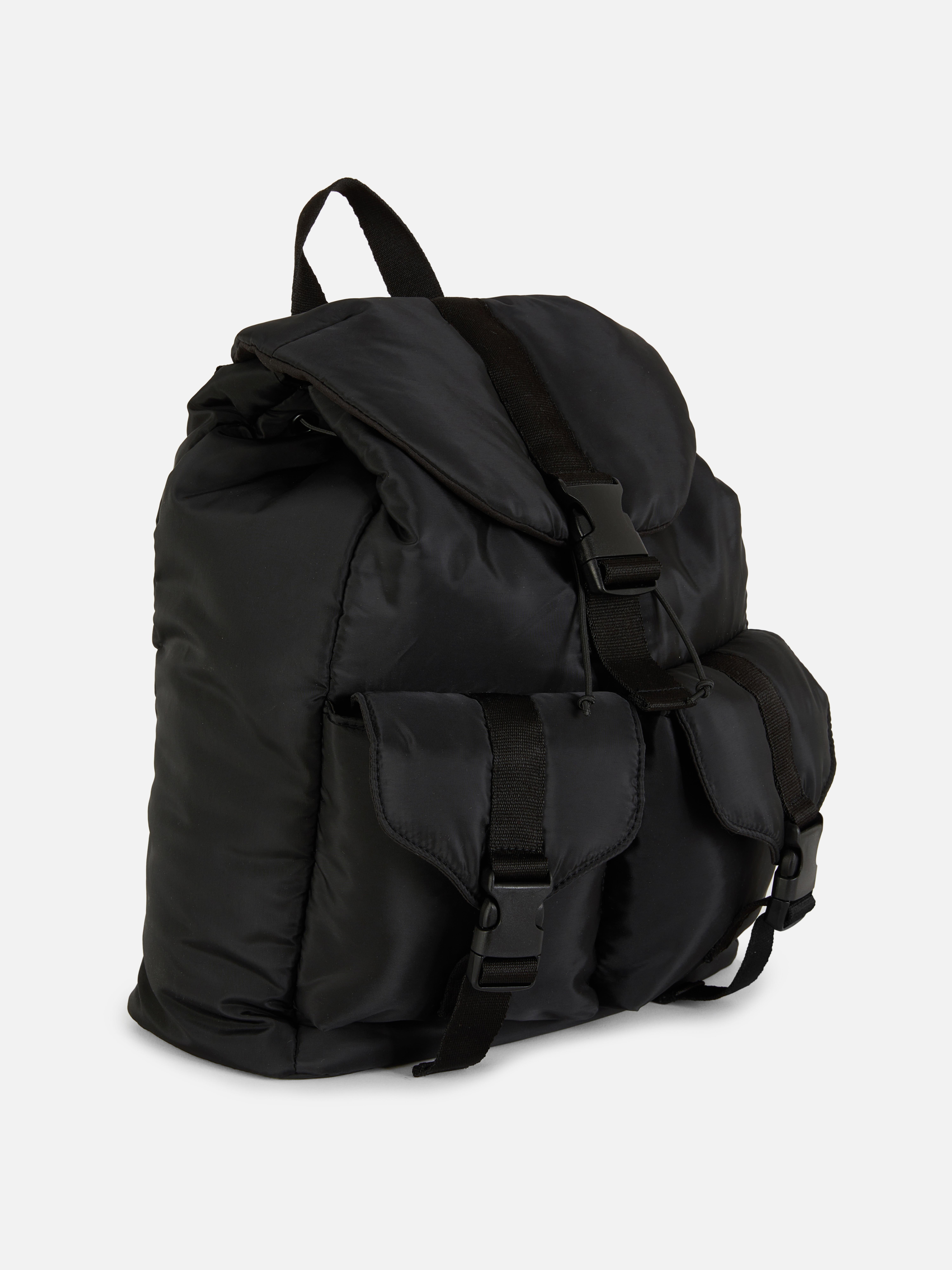 Gepolsterter Rucksack mit mehreren Fächern. Ein leicht gepolsterter Rucksack mit zwei Außentaschen und verstellbaren Schultergurten.