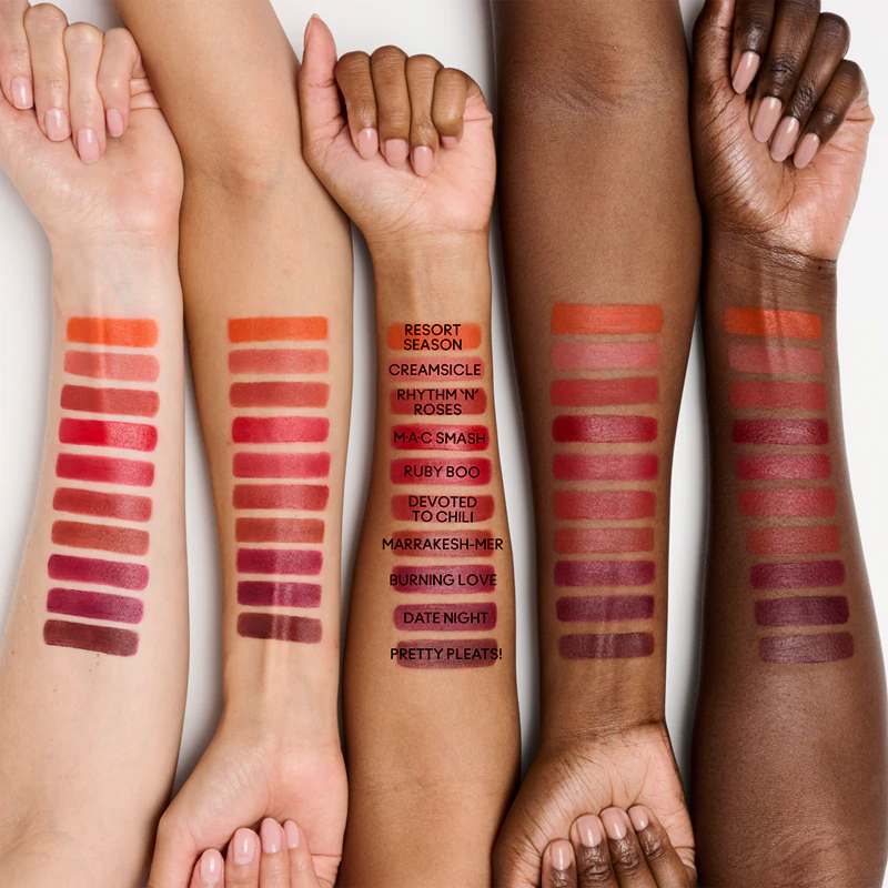MAC Cosmetics Powder Kiss Lip + Cheek Mousse é um cosmético multifuncional para maquiagem de lábios e bochechas.