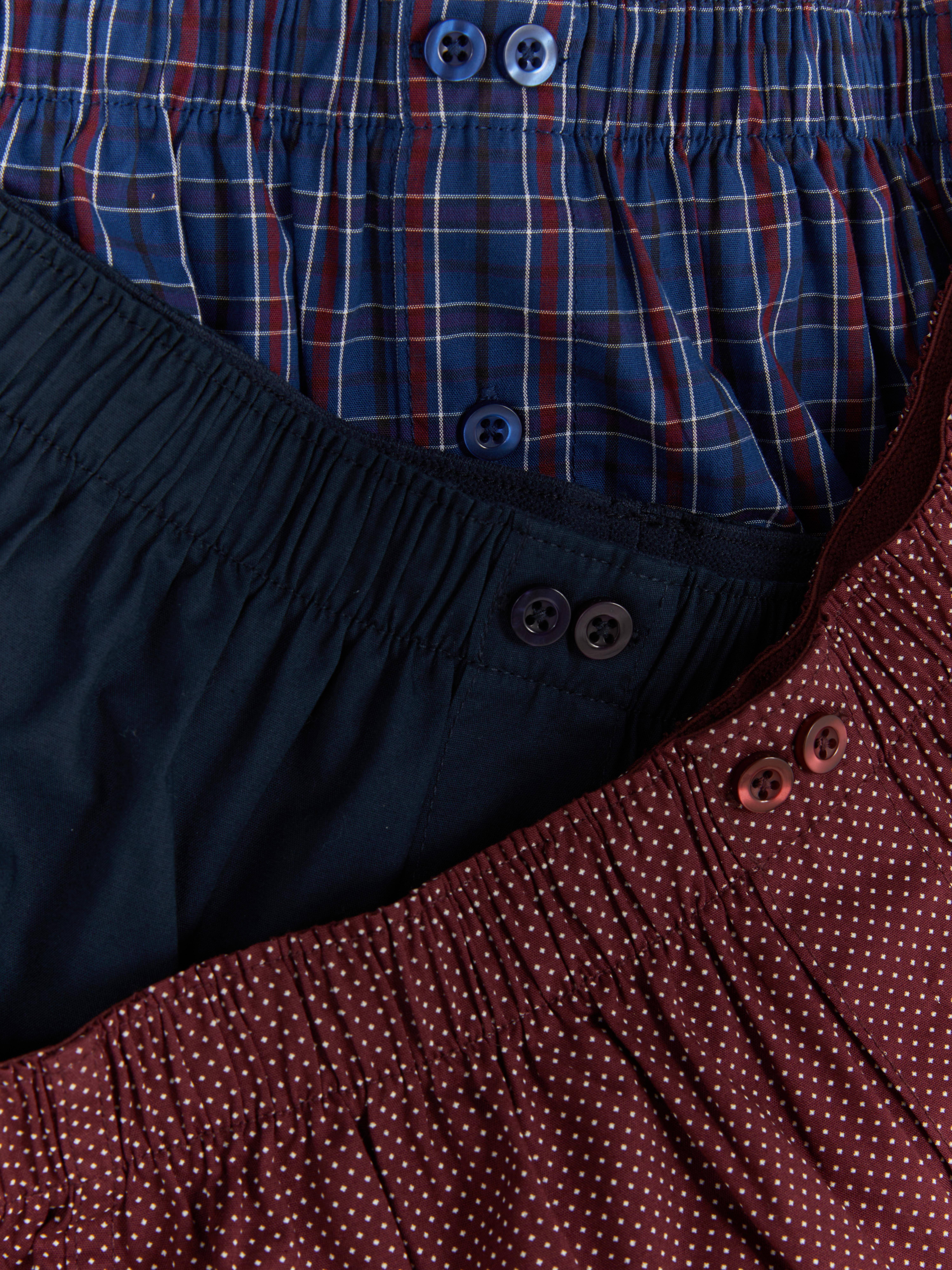 Set di 3 boxer con diverse fantasie. Tre paia di boxer in cotone: tinta unita, a pois e a quadri.