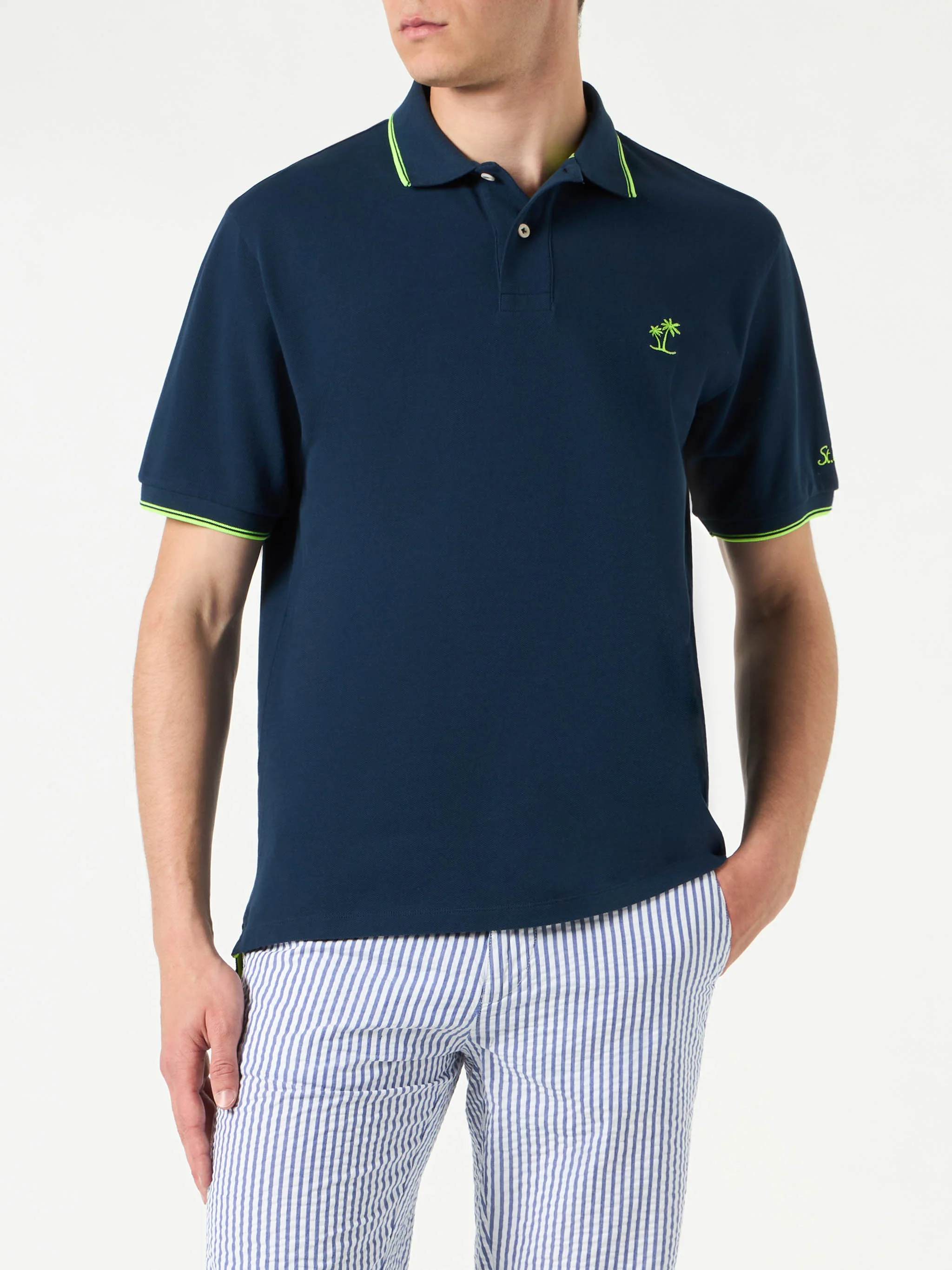 Blauwe piqué poloshirt met St. Barth-logo en contrasterende details.