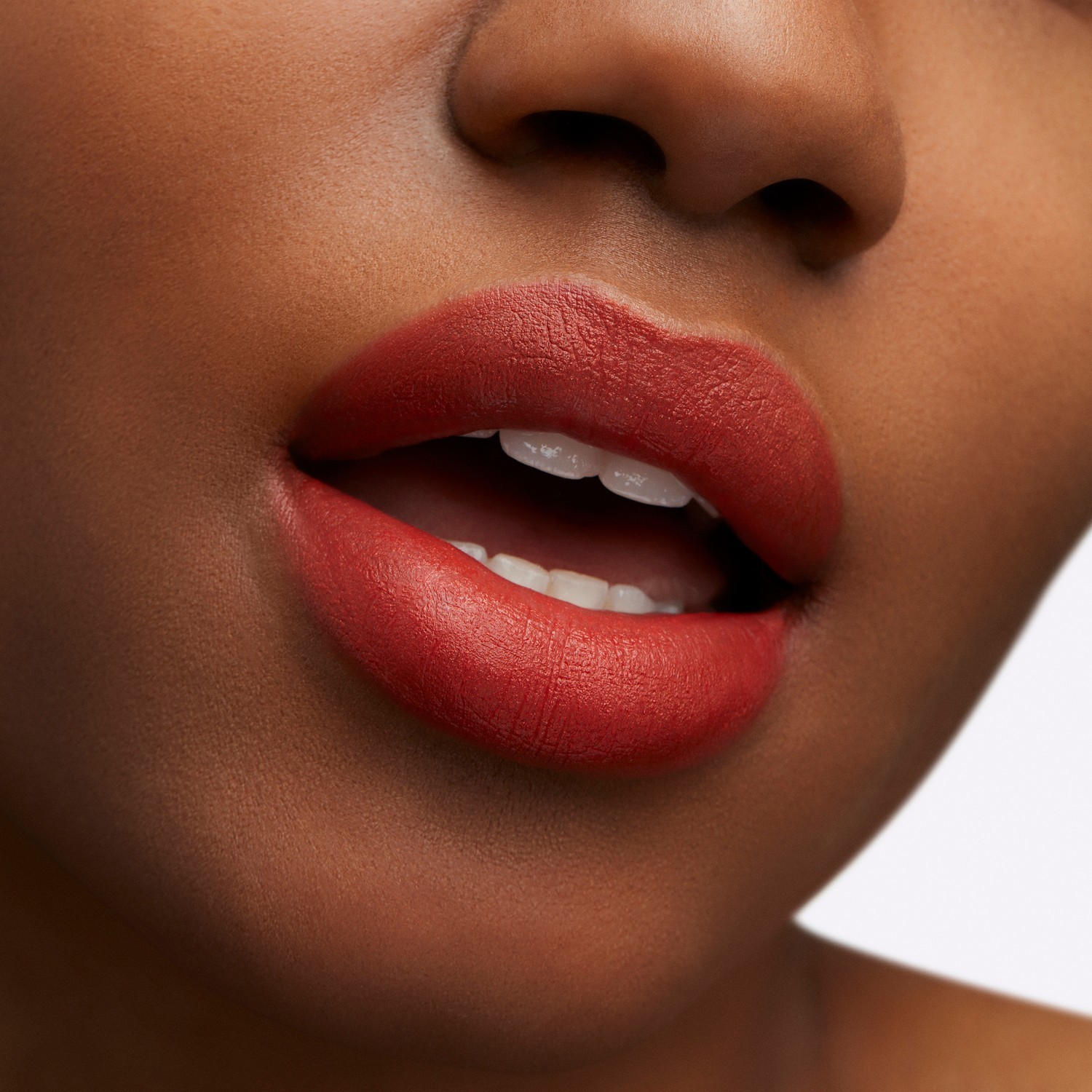 MAC skysti lūpų dažai „Powder Kiss“ – 5 ml