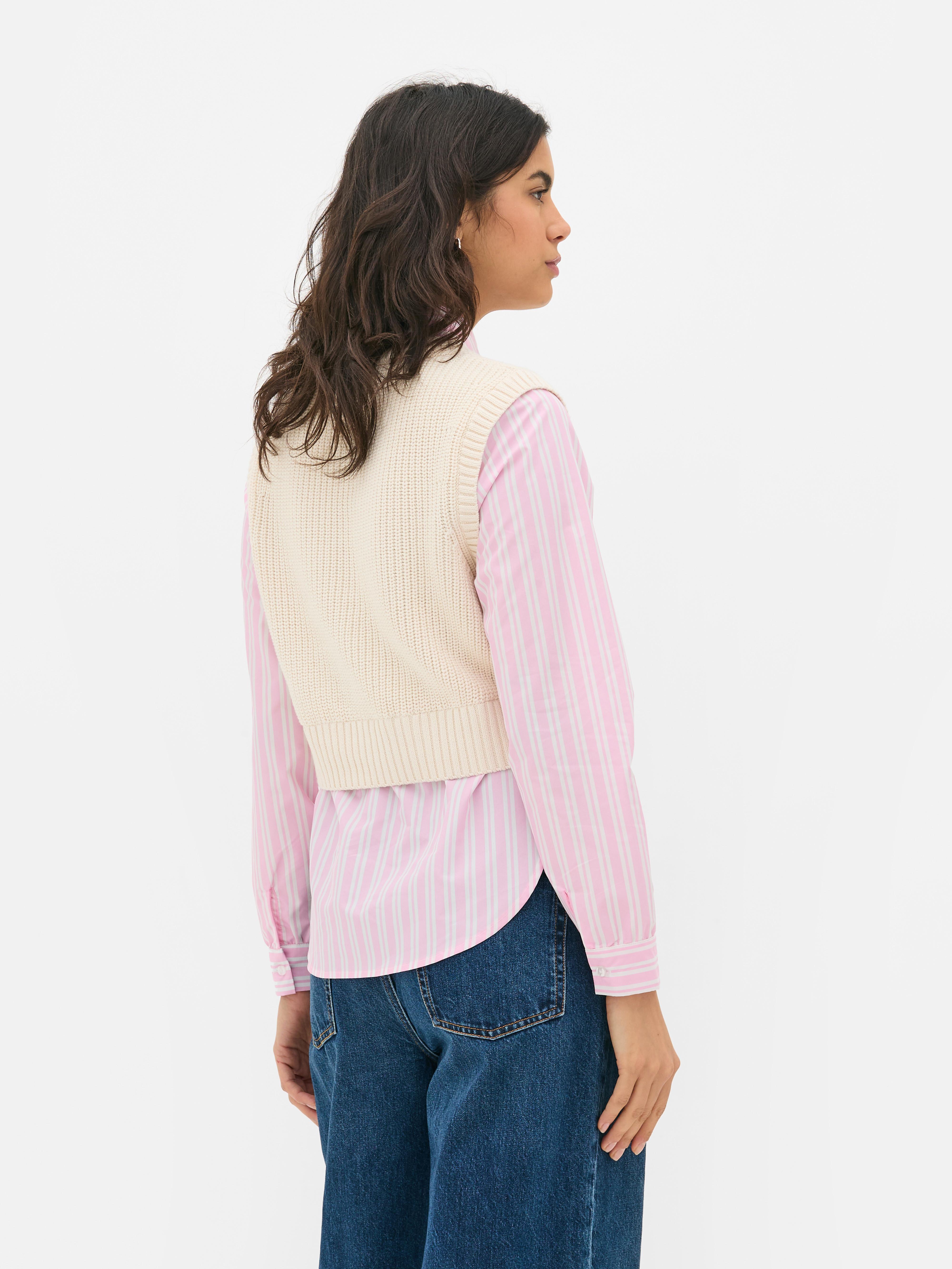 Cămașă și tricou 2 în 1. O cămașă cu dungi și un maiou cu nervuri într-o combinație elegantă.
