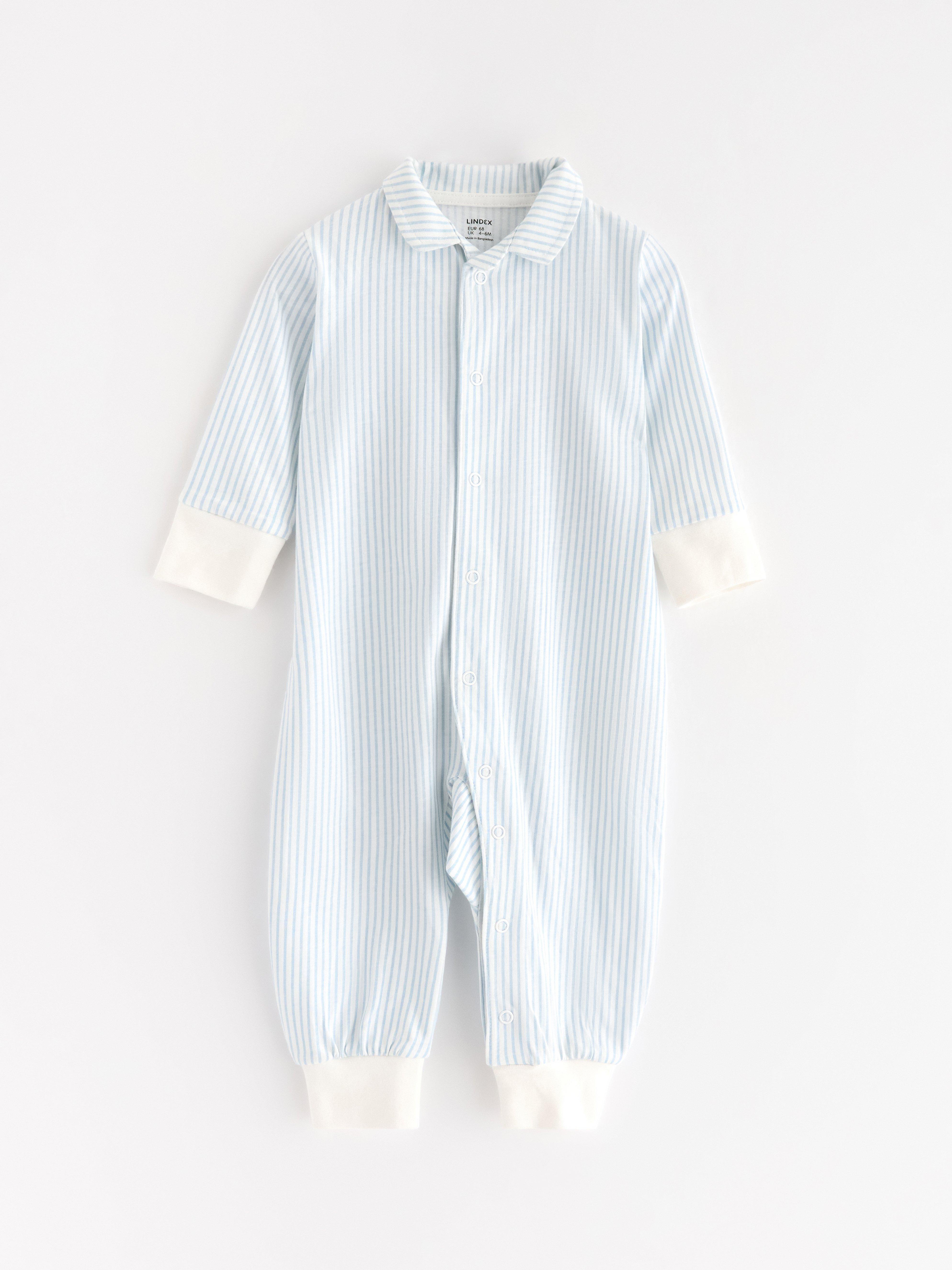 Pijamale cu guler albastru deschis