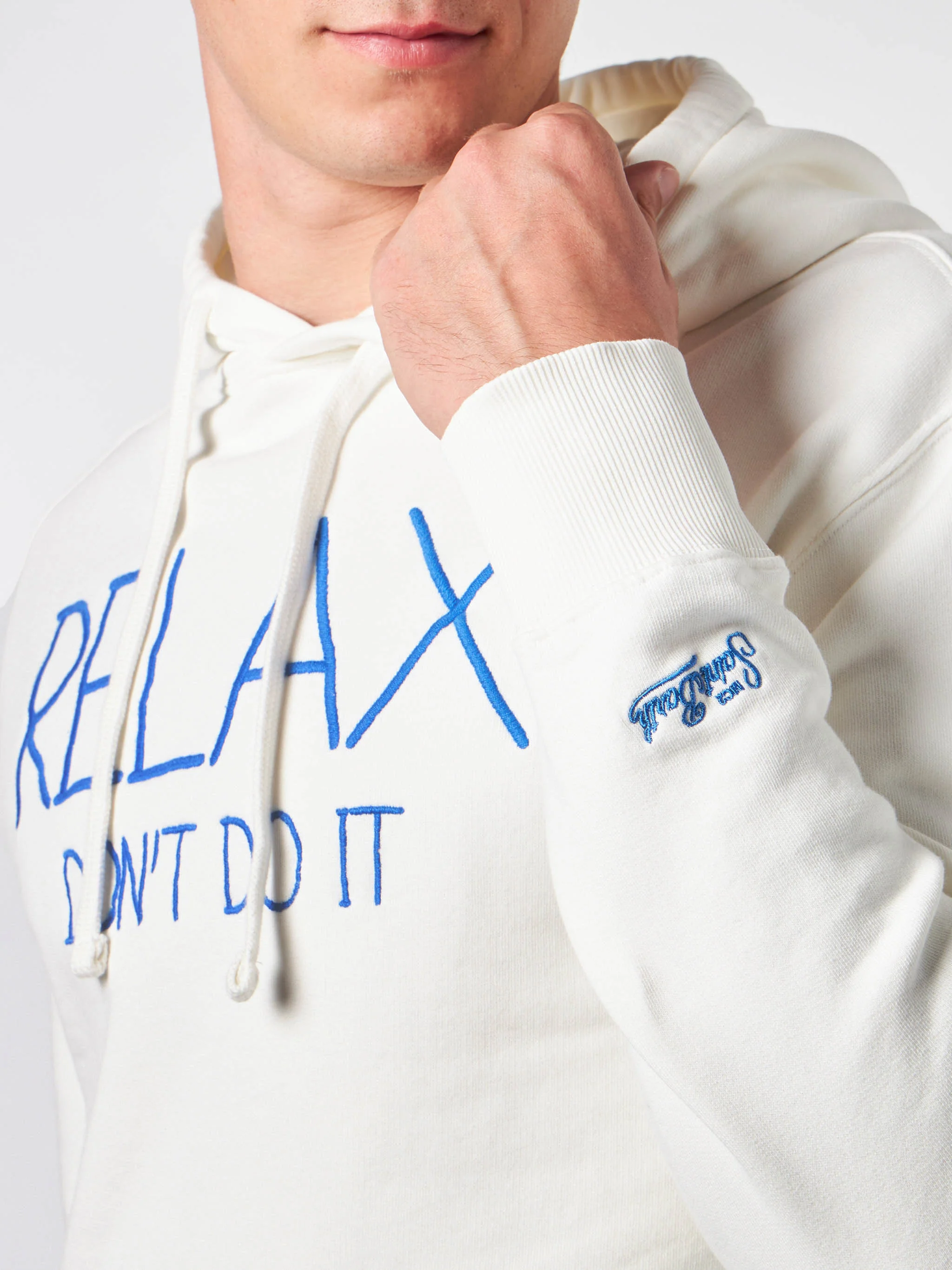 Witte herensweatshirt met borduursel 'Relax Don't do it'.