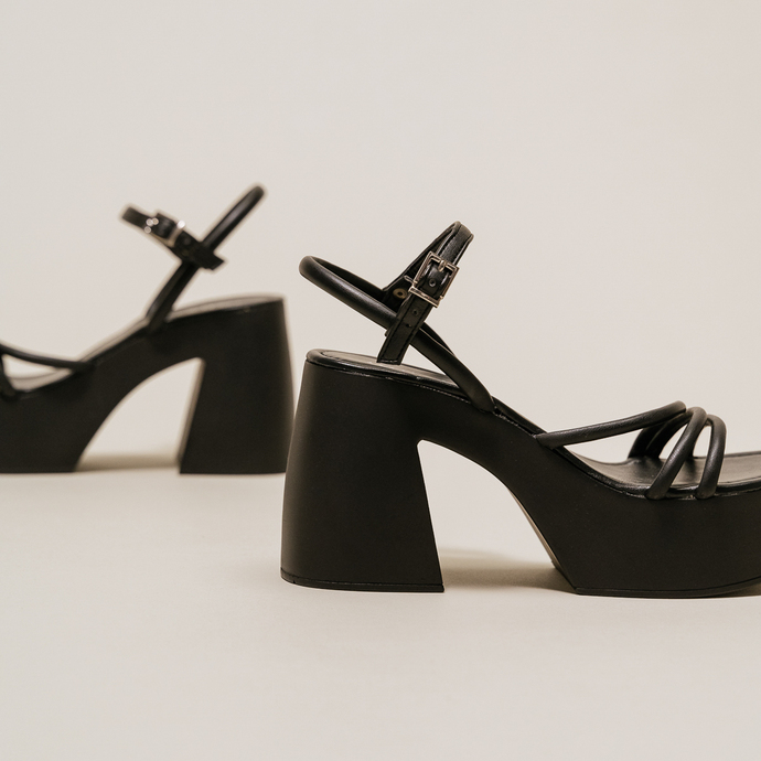 Sandales à brides et plateformes  en cuir noir