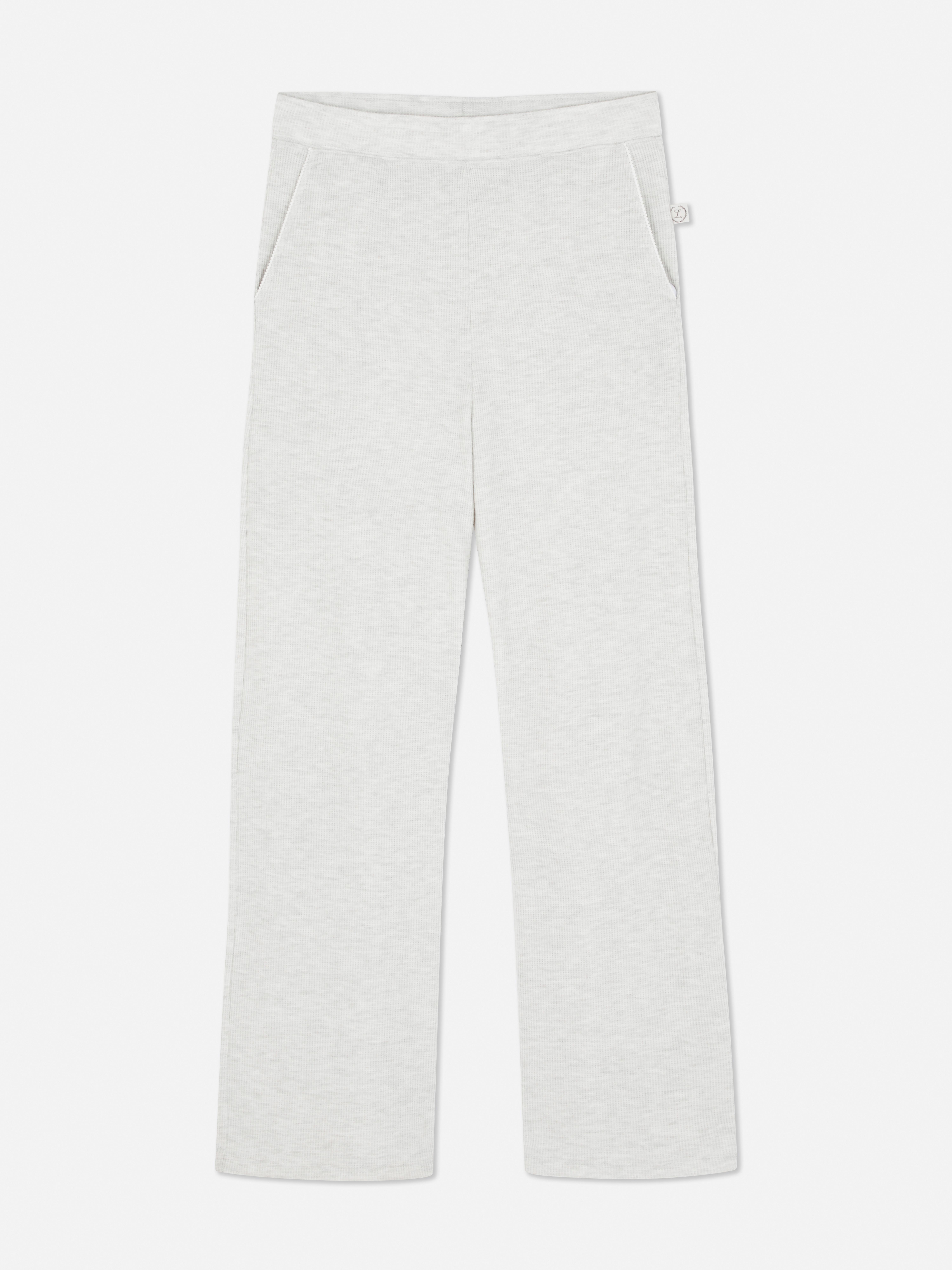Pantaloni de pijama cu textură waffle și model vată. Optează pentru o siluetă casual elegantă și atemporală cu acești pantaloni de pijama cu textură waffle.