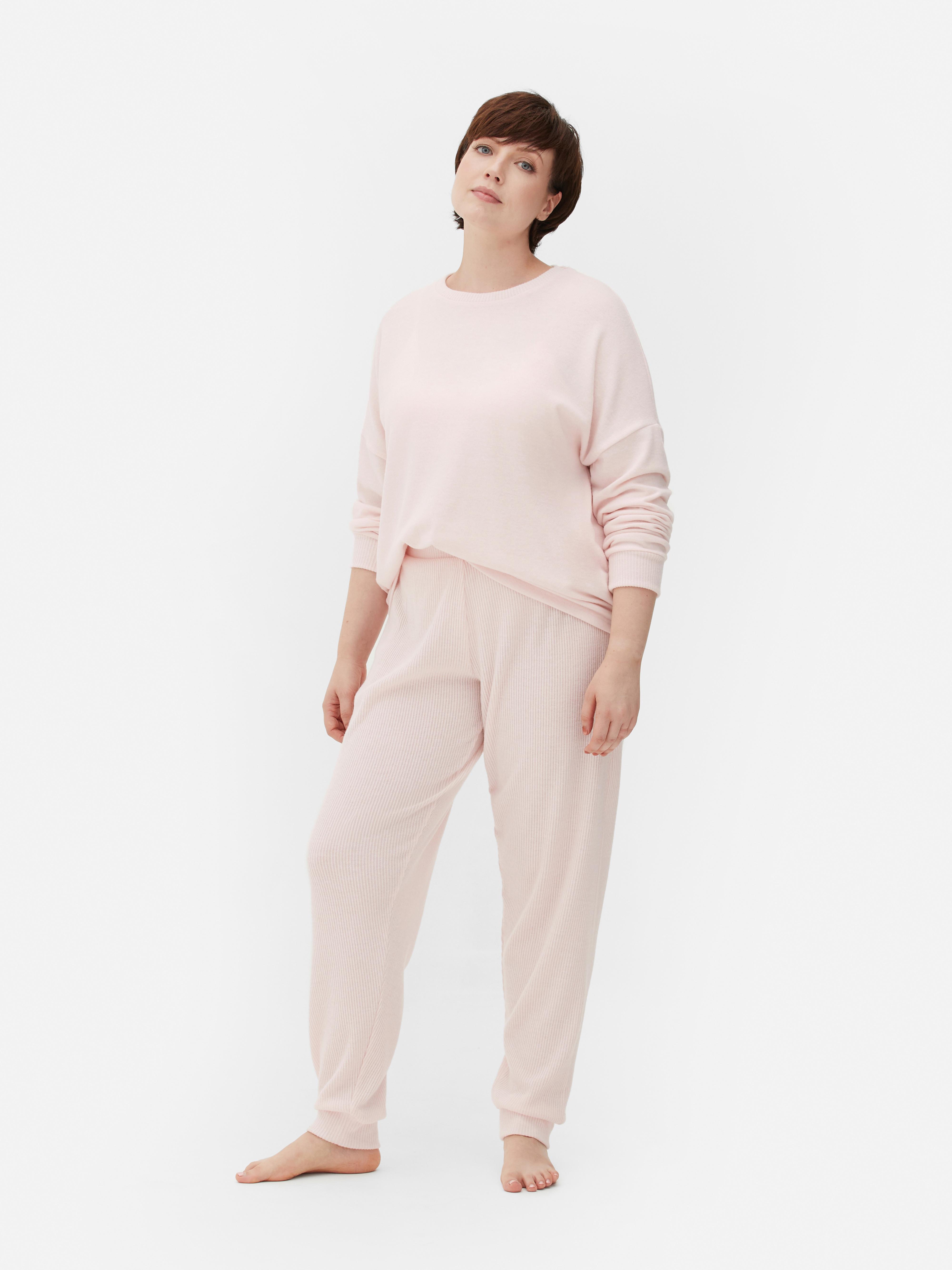 Pijamale lungi super moi Alege confortul cu acest set de pijamale moi, format din hanorac și pantaloni