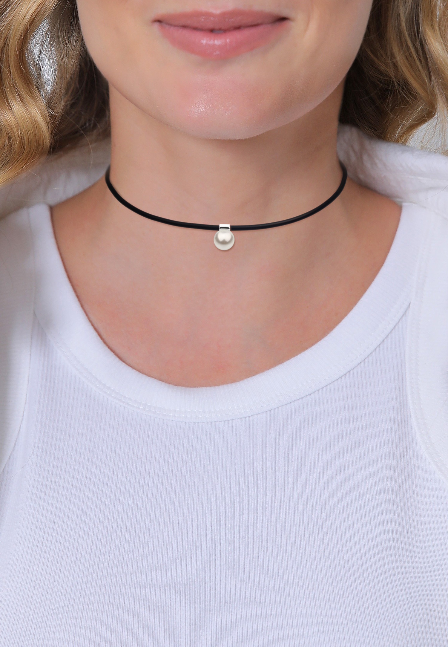 Nenalina en noir et pendentif avec une perle synthétique blanche de 12 mm Filigrane moderne intemporel