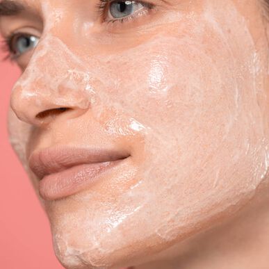 „Freshly Cosmetics“ šveičiamasis rožių valiklis, švelnus šveičiamasis, detoksikuojantis ir drėkinamasis šveitiklis, 100 ml