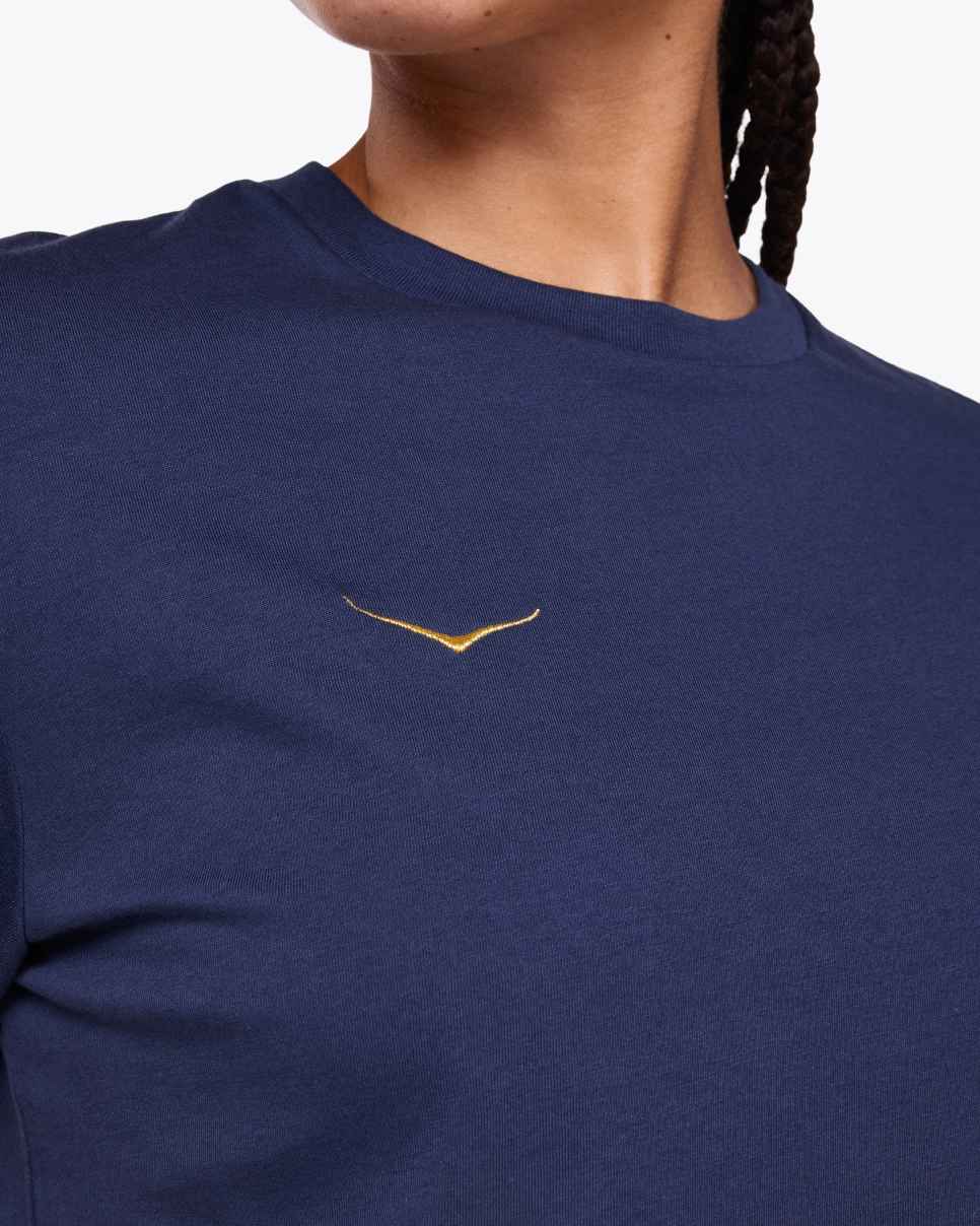 HOKA Camiseta Team HOKA Graphic, estilo universitário, azul marinho.