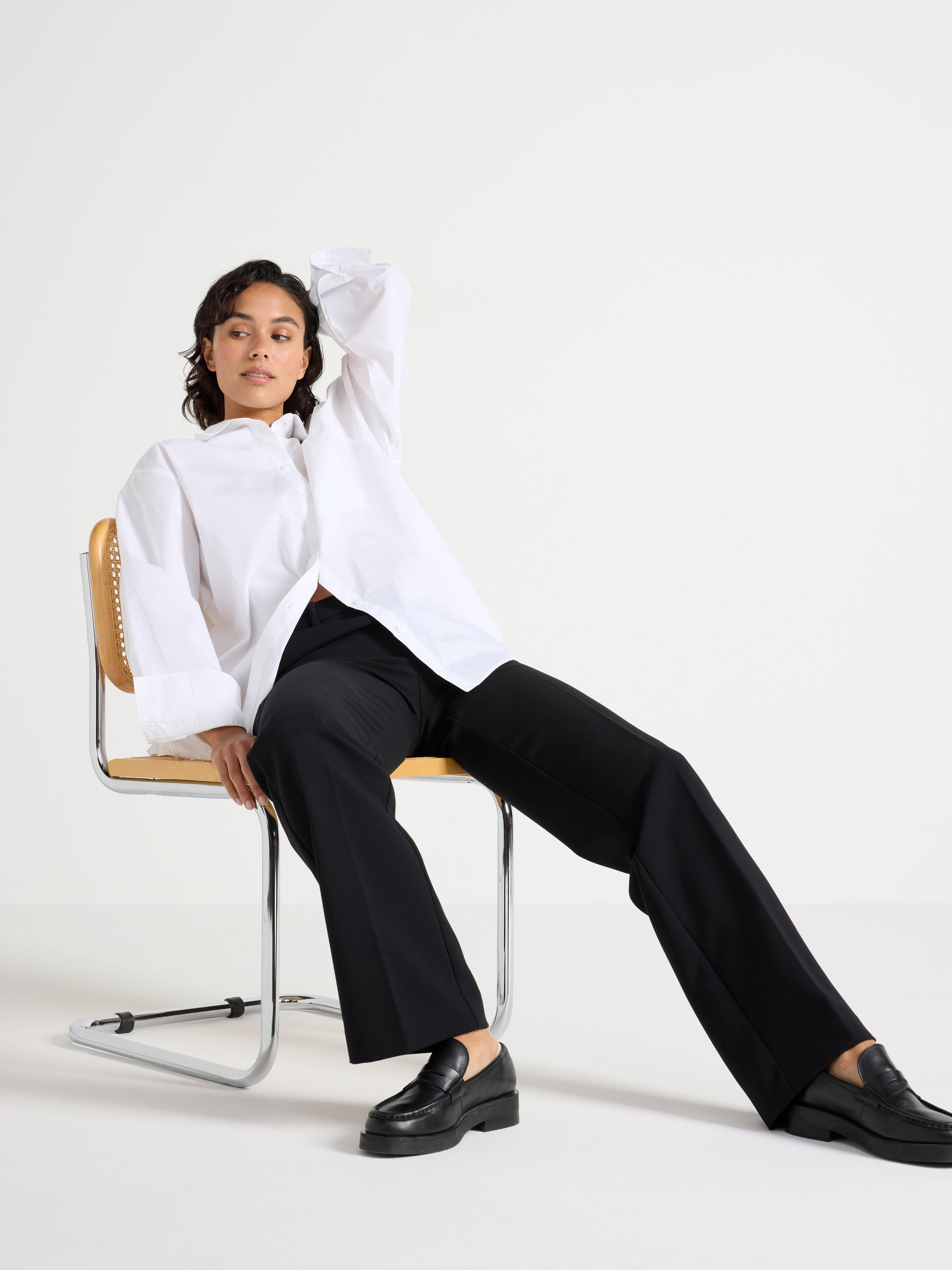 Pantalones NOOR de pierna extralarga en color negro.