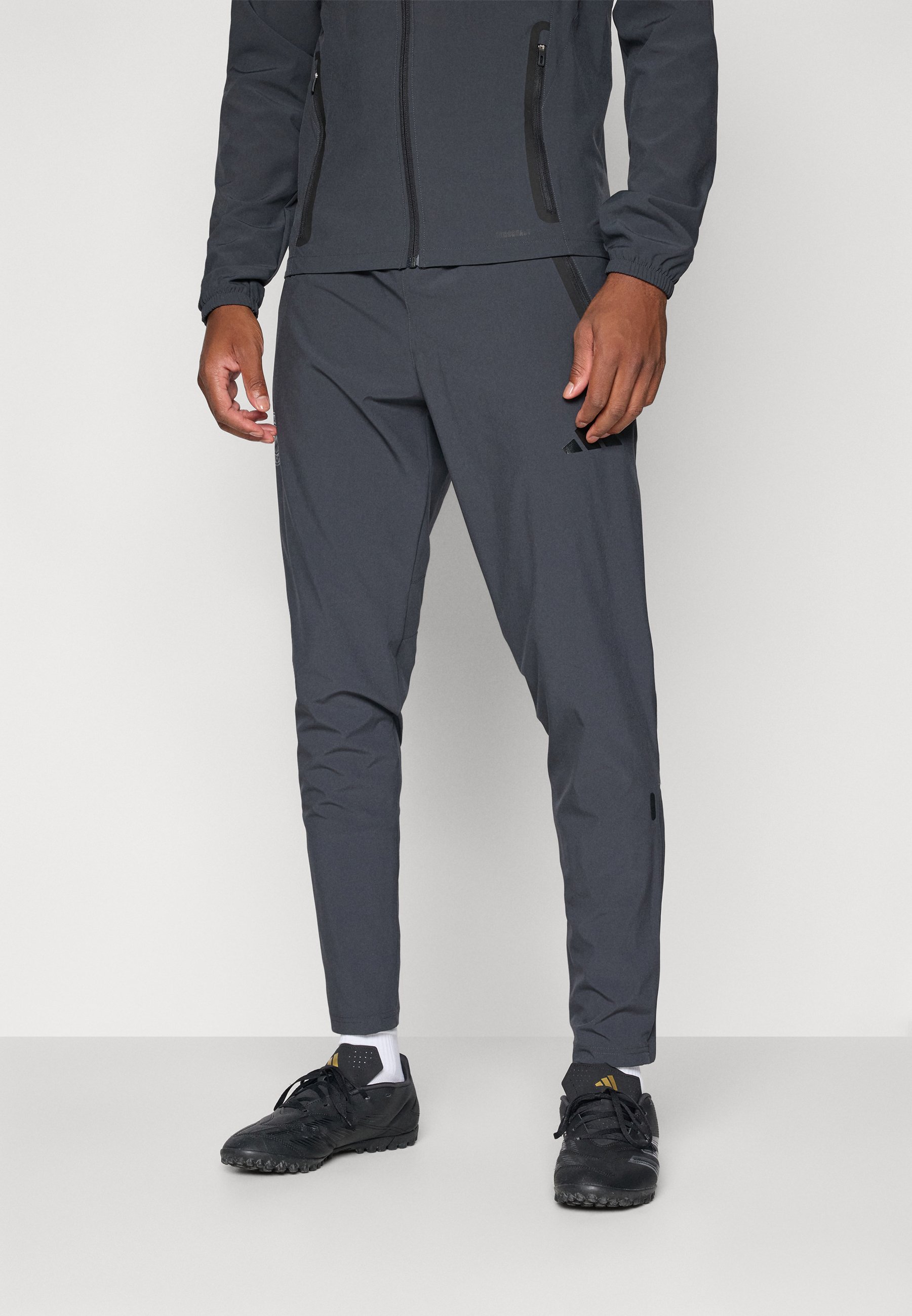 adidas Performance FC BAYERN MUENCHEN TIRO25 COMPETITION VIS TECH TRAVEL PANT - Clubkleding - antraciet