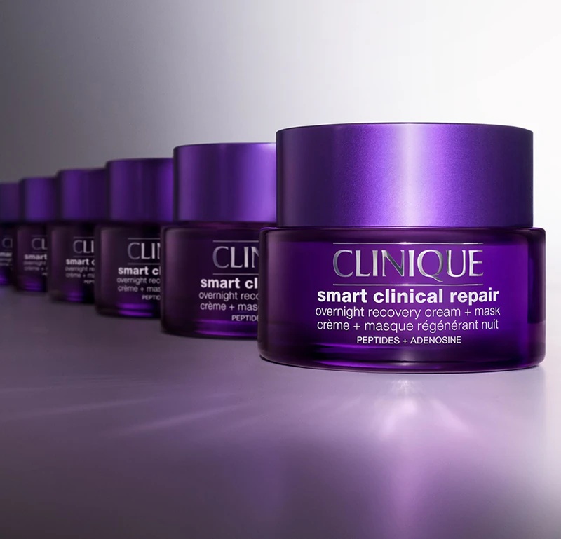 „Clinique Smart Clinical™ Repair Overnight Recovery Cream + Mask“ – drėkinamasis naktinis kremas ir kaukė, regeneruojanti ir atnaujinanti odą.