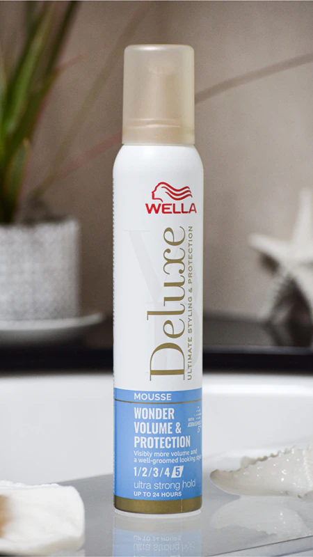 Mousse capilar Wella Deluxe Wonder Volume & Protection para dar volume aos cabelos.