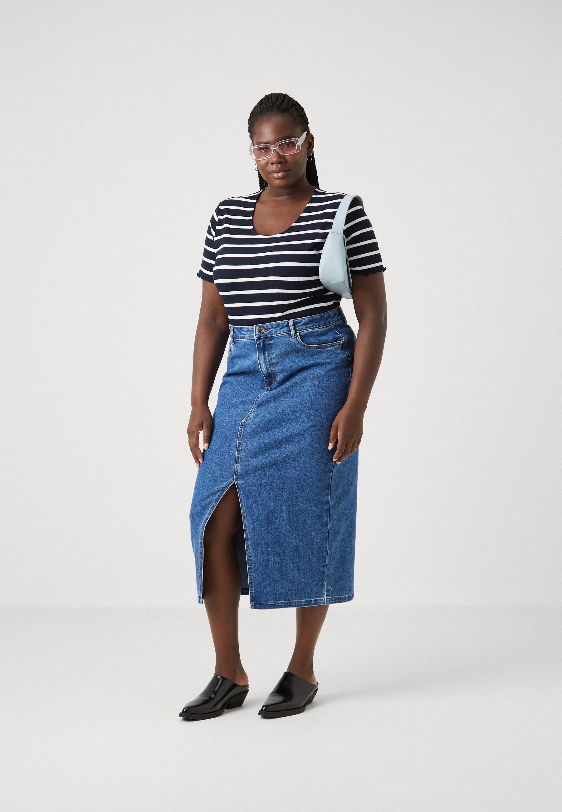 SOLO Carmakoma CARSIRI FRONT SLIT - Gonna a tubino - denim blu medio