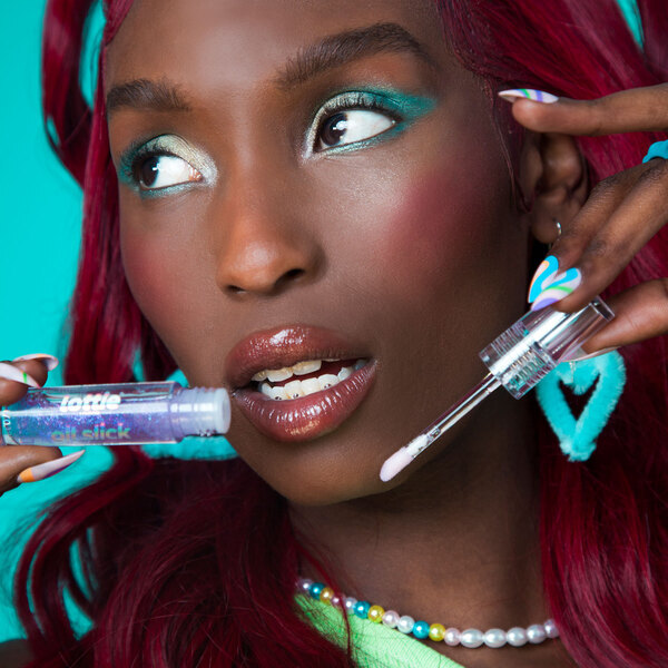 Lottie London Lip Oil Slick áfonyás csók