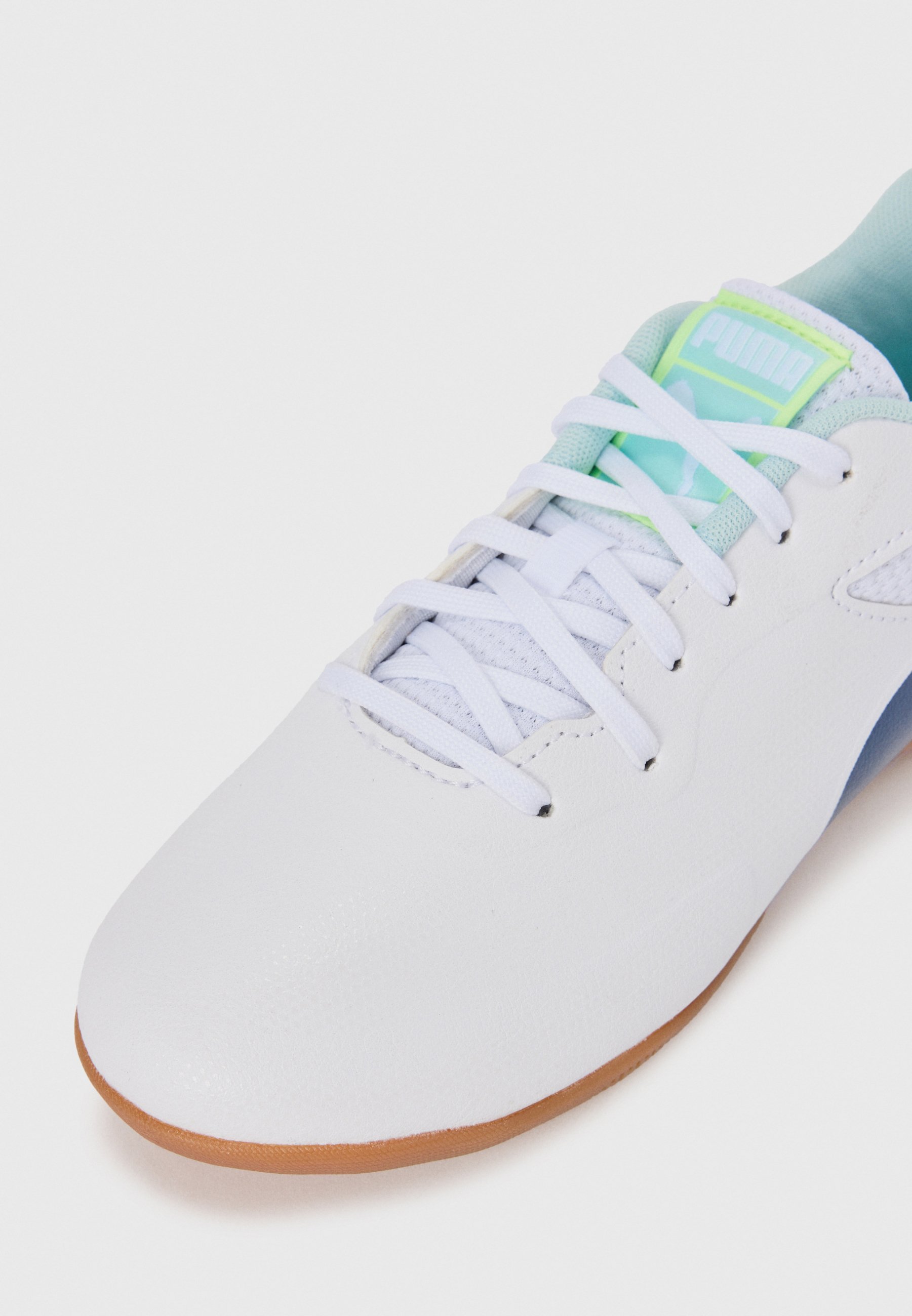 Puma TRUCO III UNISEX - Indoor football boots - white/aqua fizzy light