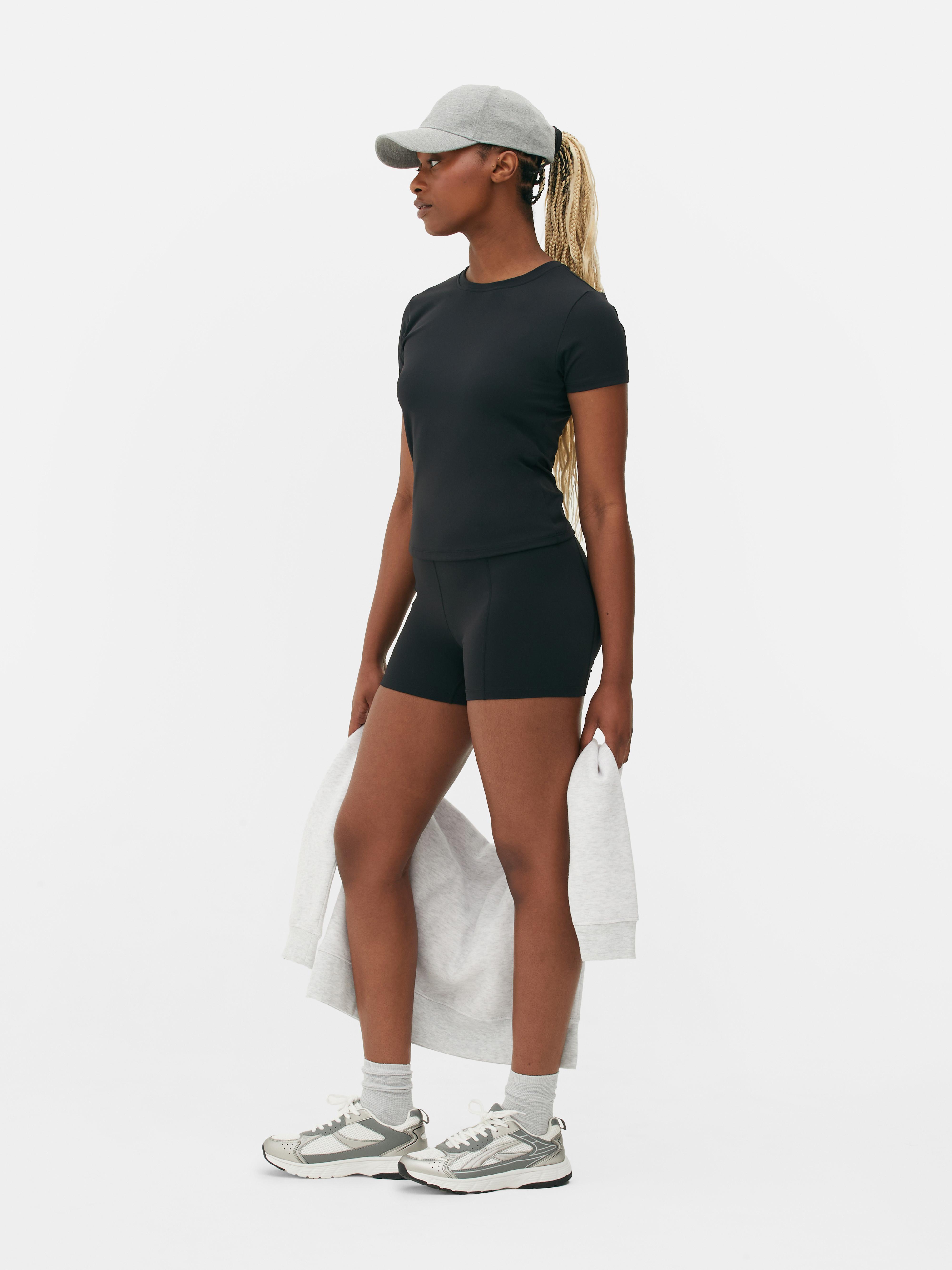 Pantaloni scurți de yoga moi, cu talie înaltă. Acești pantaloni scurți cu talie înaltă sunt perfecți pentru cursurile de yoga și pentru ținute atletice.