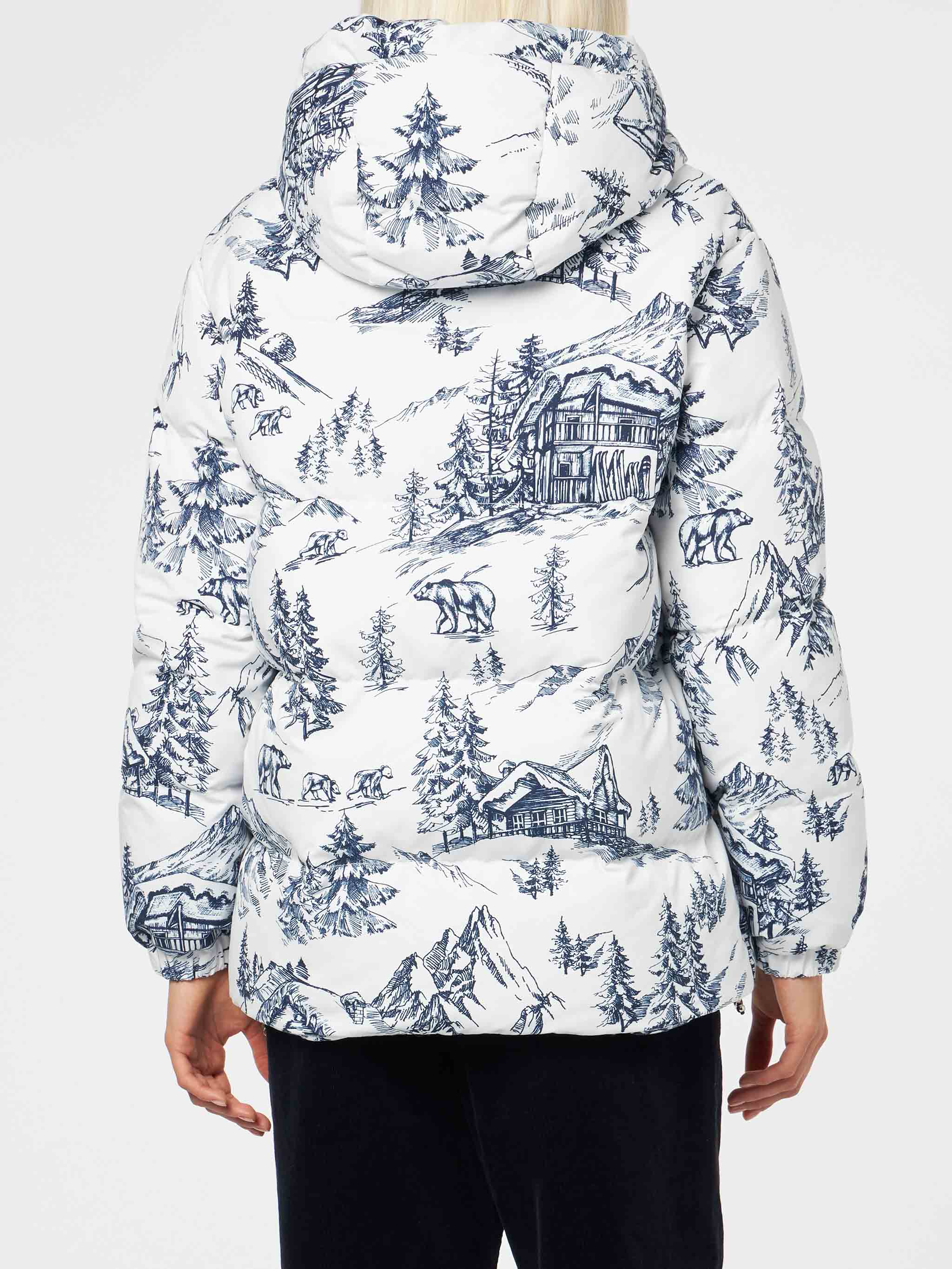 Damesjas met donsvulling, capuchon en toile de jouy-print.