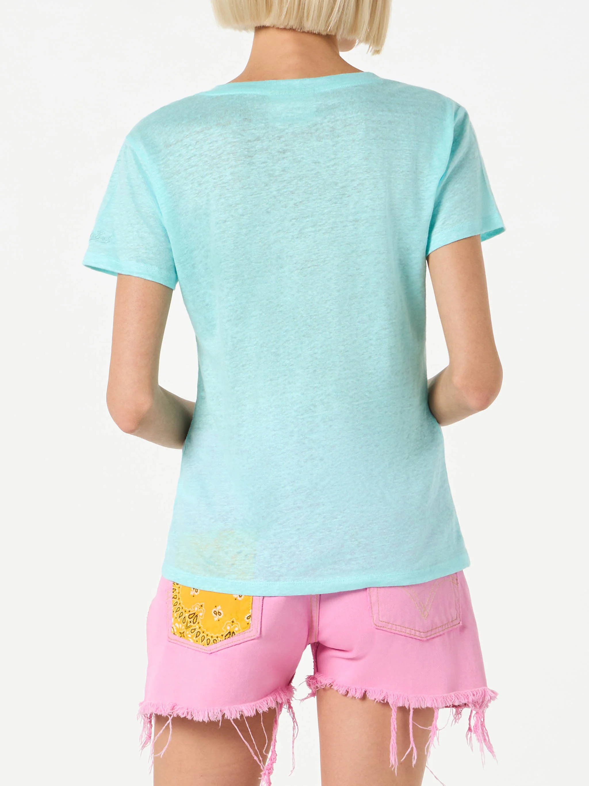 Dames T-shirt van lichtblauw linnen.