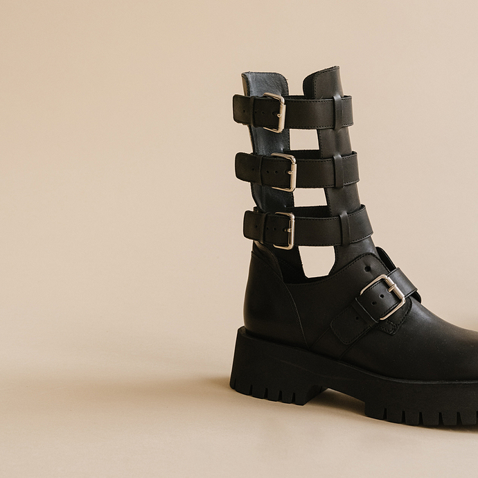 Boots à sangles et semelles crantées  en cuir noir