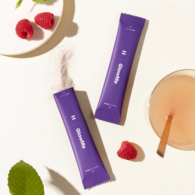 Sachês do suplemento alimentar GlowMe da Health Labs Care para cabelos, pele e unhas bonitos.