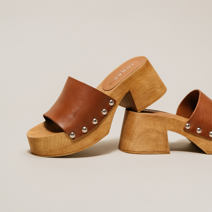 Mules à plateformes et bouts ouverts  en cuir cognac