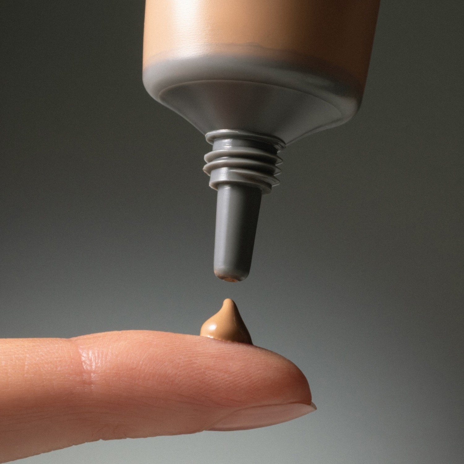 MÁDARA Foundation SKINONYM Semi-Matte Peptide Foundation, Nr. 15 AKMENS - 30 ml