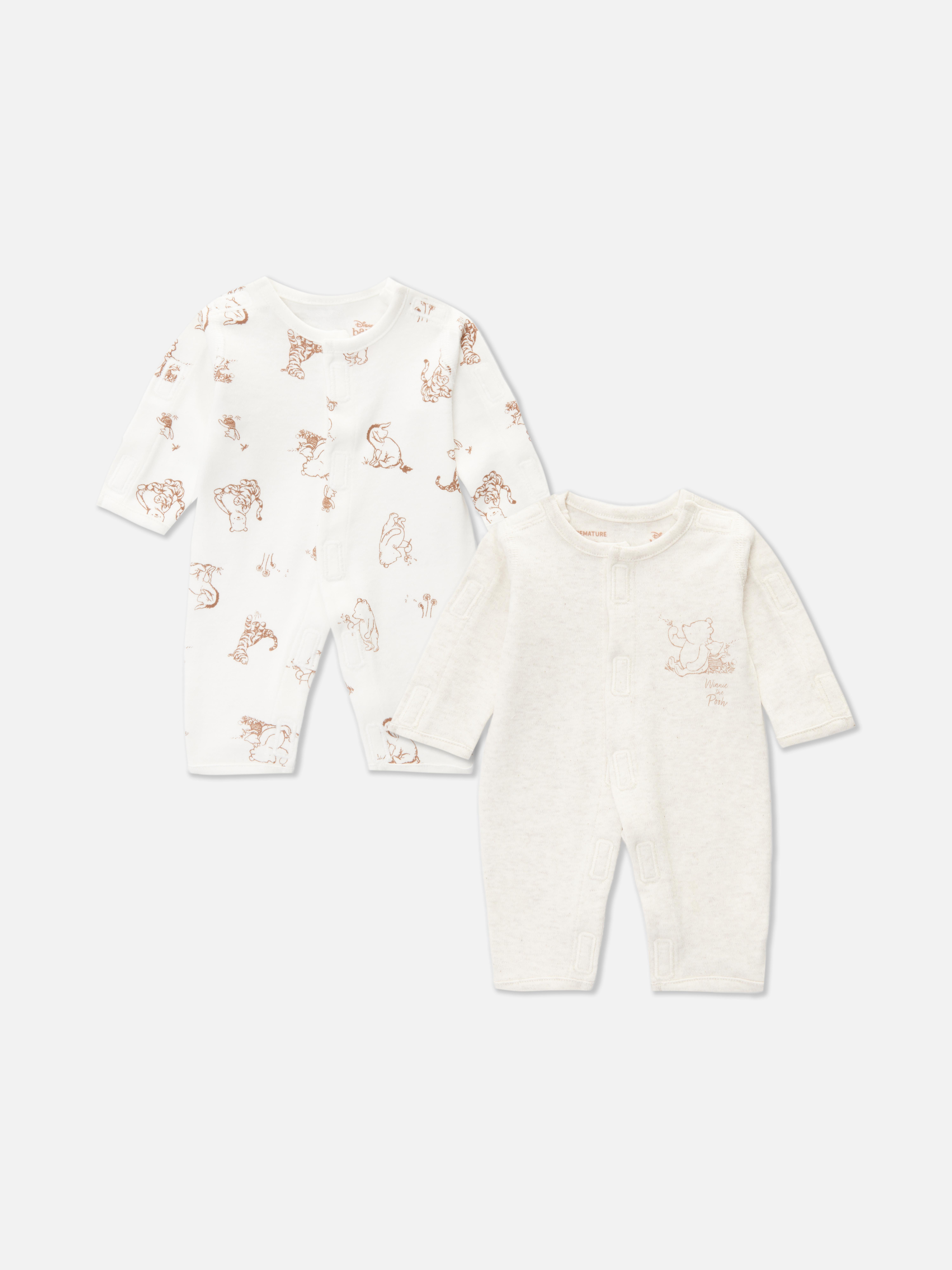 Pijamale Disney pentru bebeluși prematuri, set de 2. Două pijamale drăguțe cu Winnie the Pooh de la Disney pentru bebeluși prematuri.