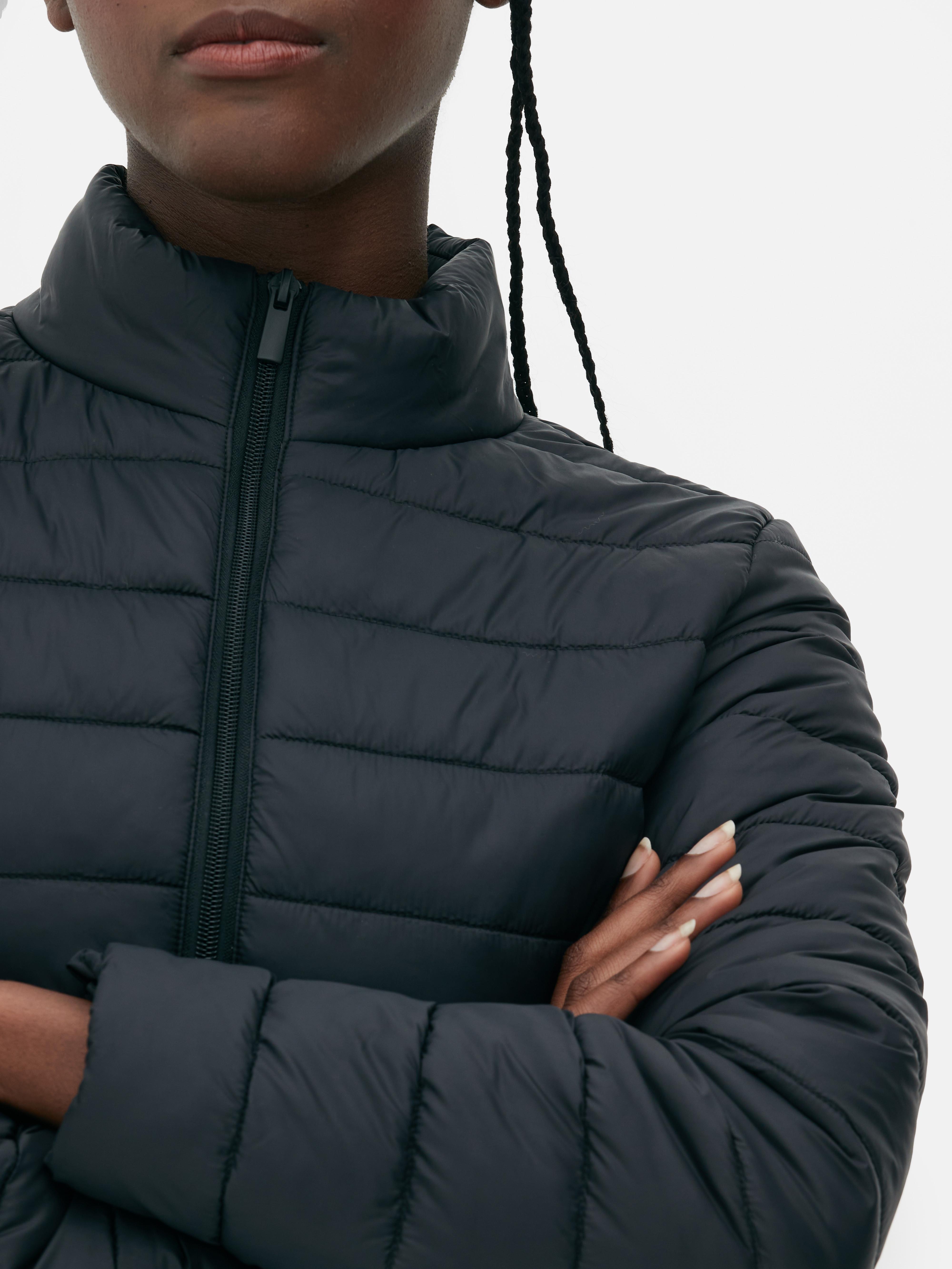Wattierte Jacke mit Stehkragen. Eine warme, wattierte Jacke mit Reißverschluss, Leistentaschen und Stehkragen.