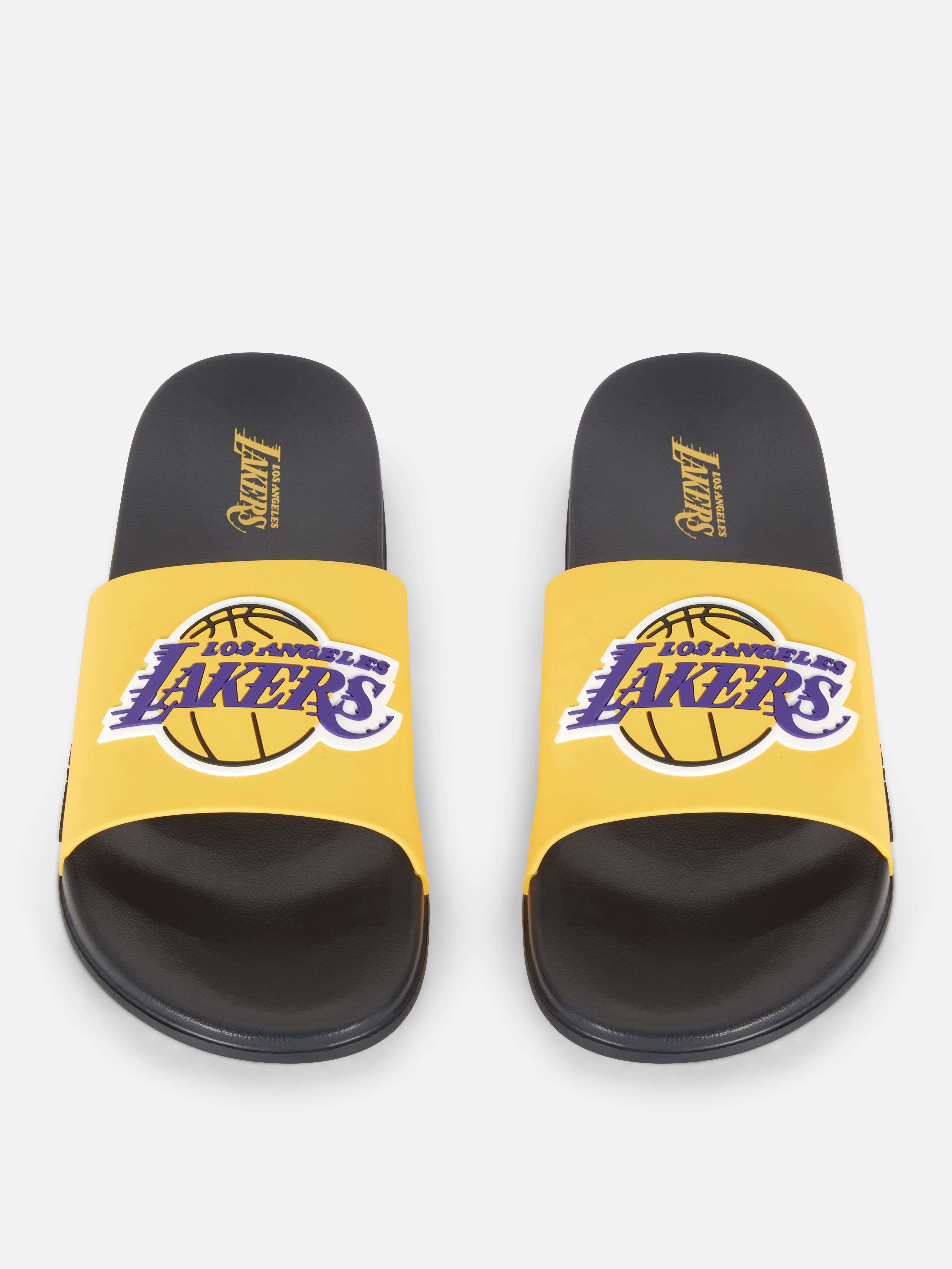 Ciabatte NBA Los Angeles Lakers Un paio di ciabatte classiche con plantare sagomato e cinturino largo con stemma dei Lakers
