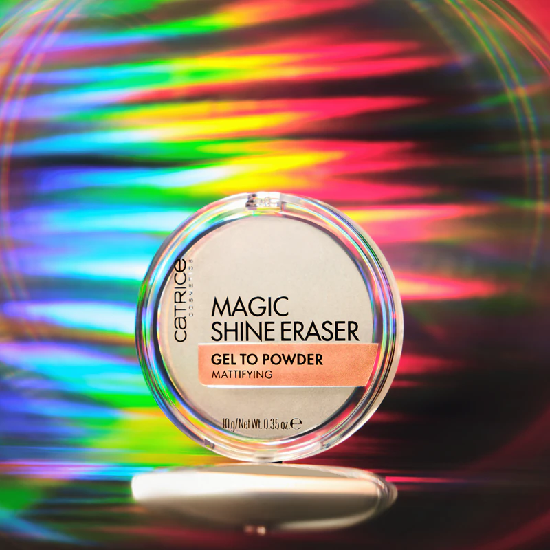 Catrice Magic Shine Eraser Gel To Powder é um pó matificante com consistência em gel.
