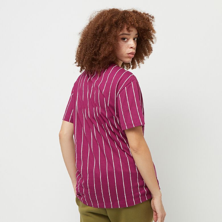 Camiseta pequeña de rayas finas con estampado distintivo.