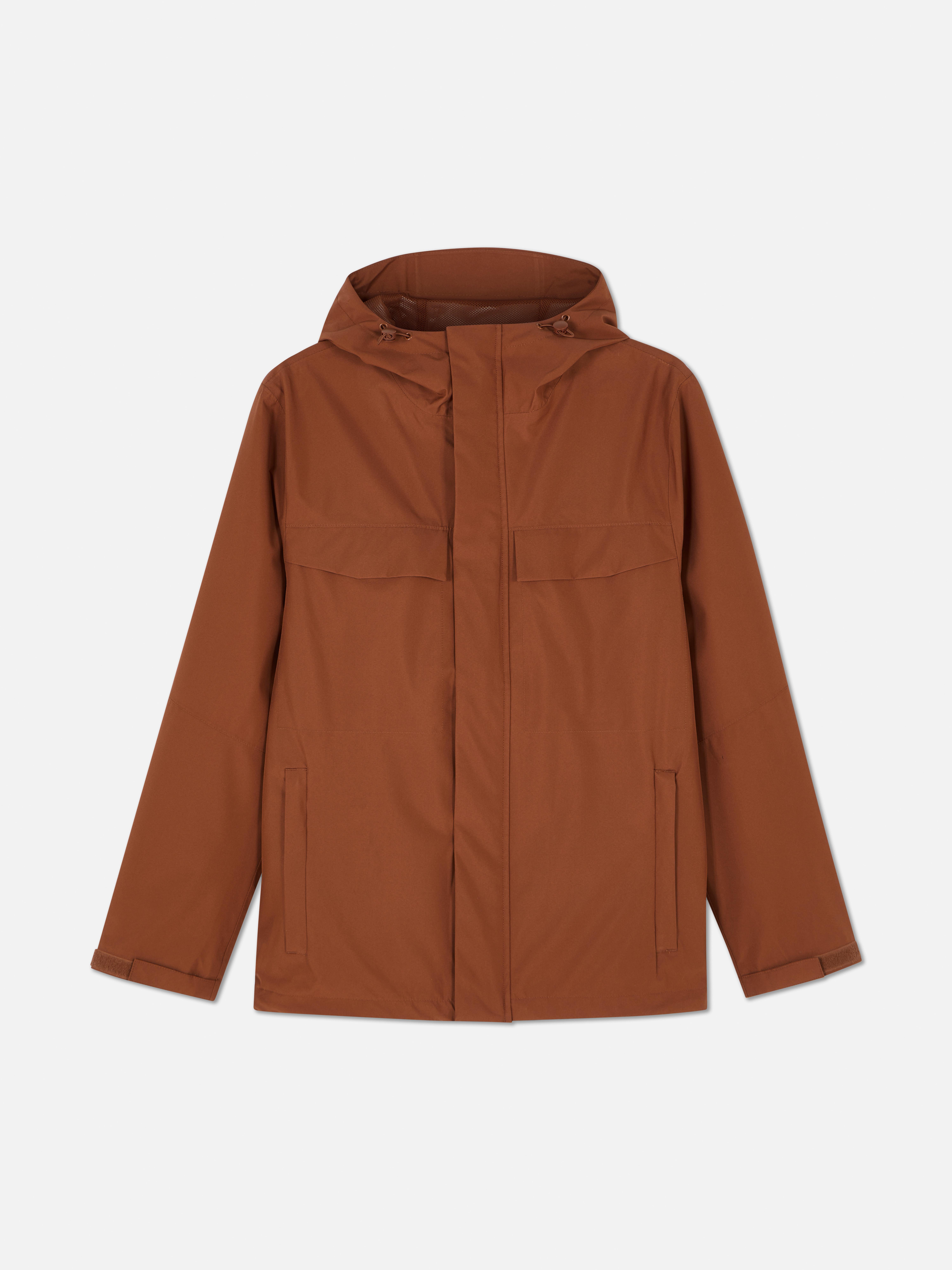 Giacca impermeabile con cappuccio Pratica giacca impermeabile con cappuccio regolabile e numerose tasche