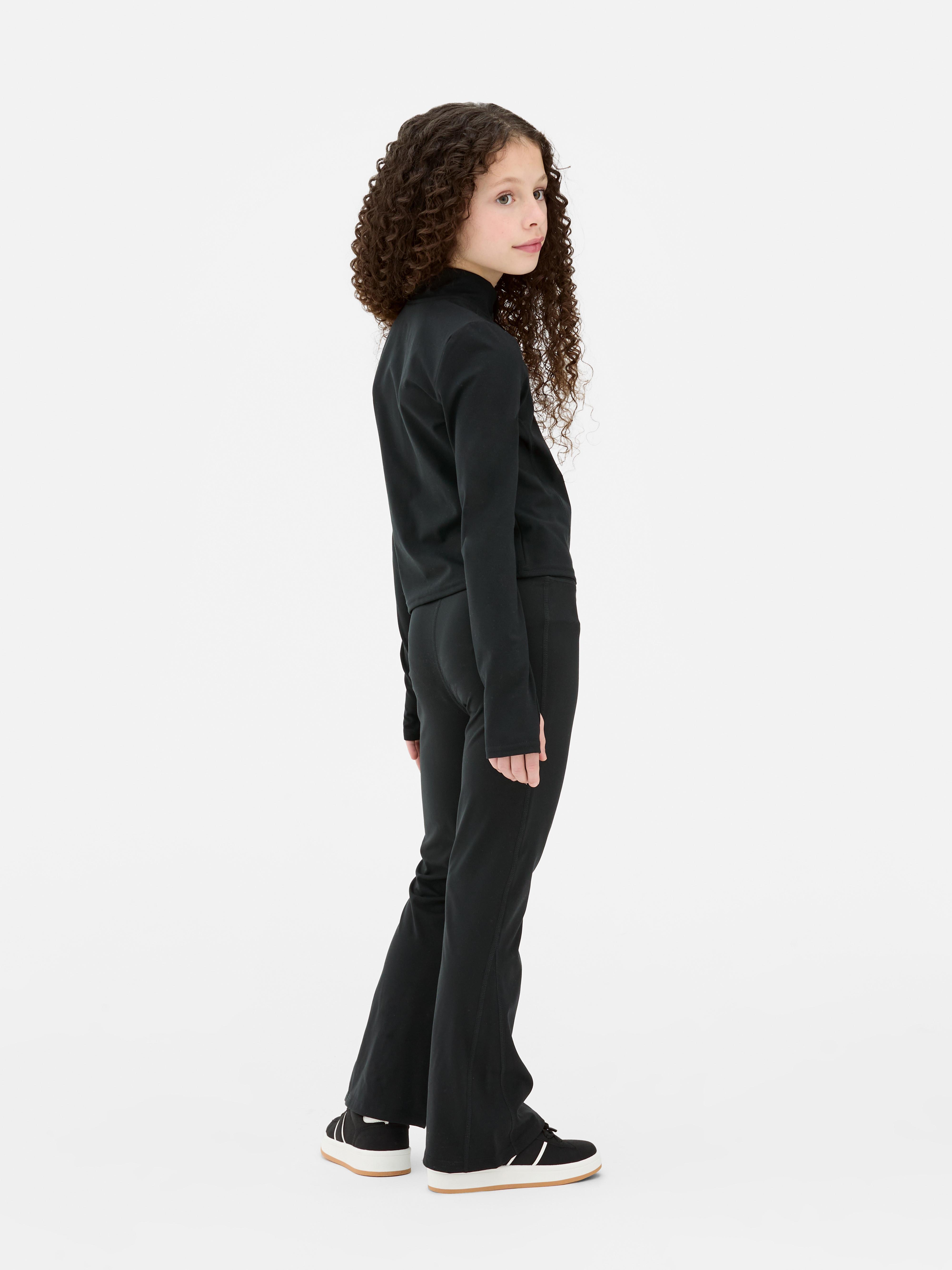 Széles szárú, rugalmas sportleggings. Rugalmas sportleggings széles szárral.