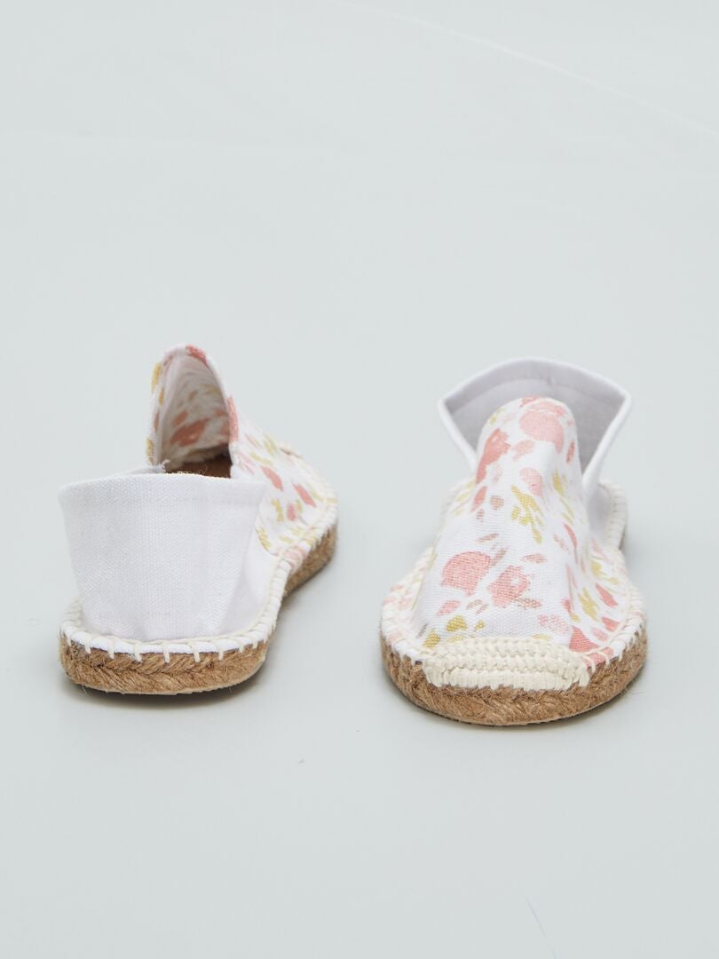 Alpargatas blancas con estampado floral y cuerda