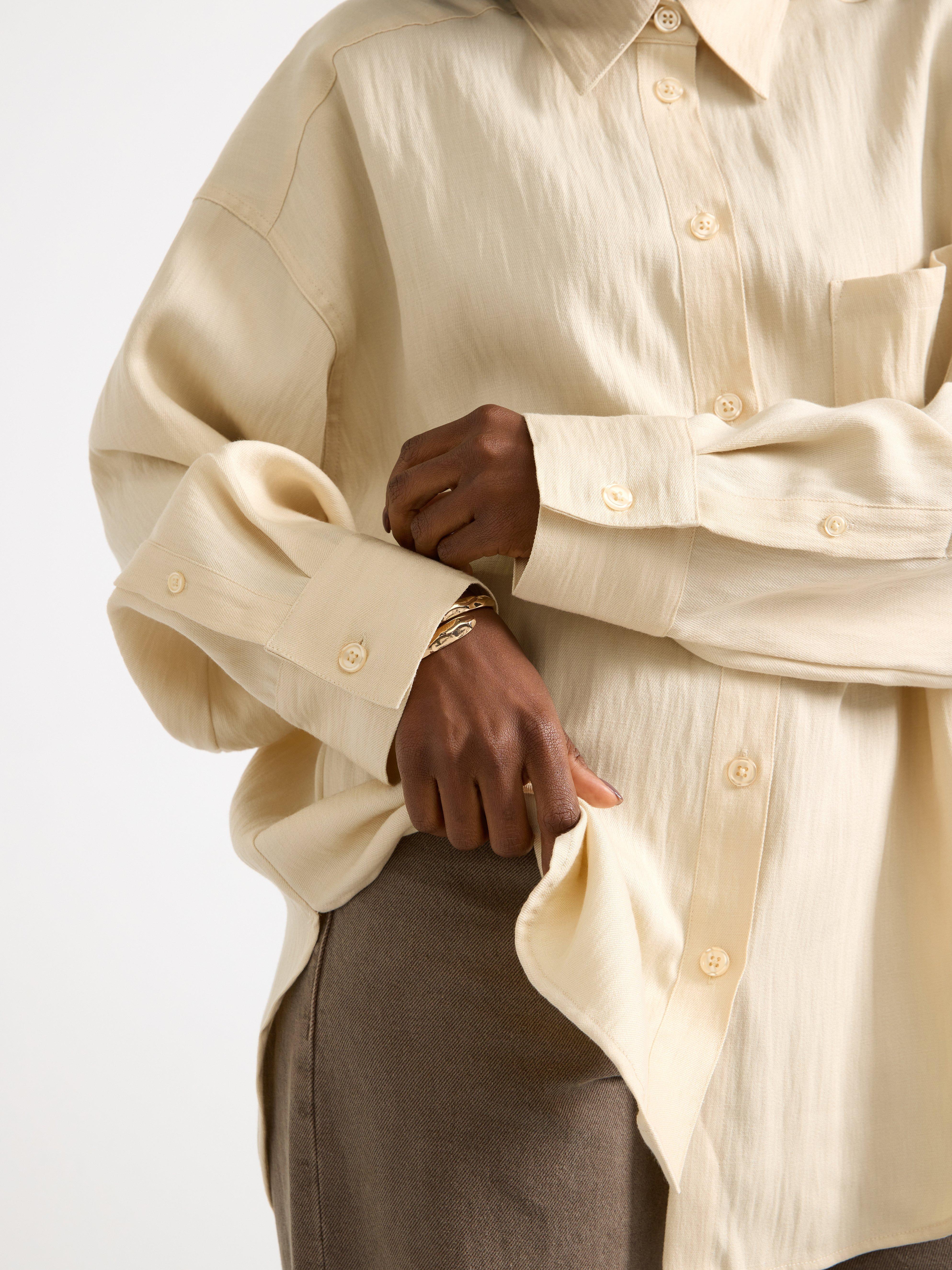 Camisa de manga larga color beige claro