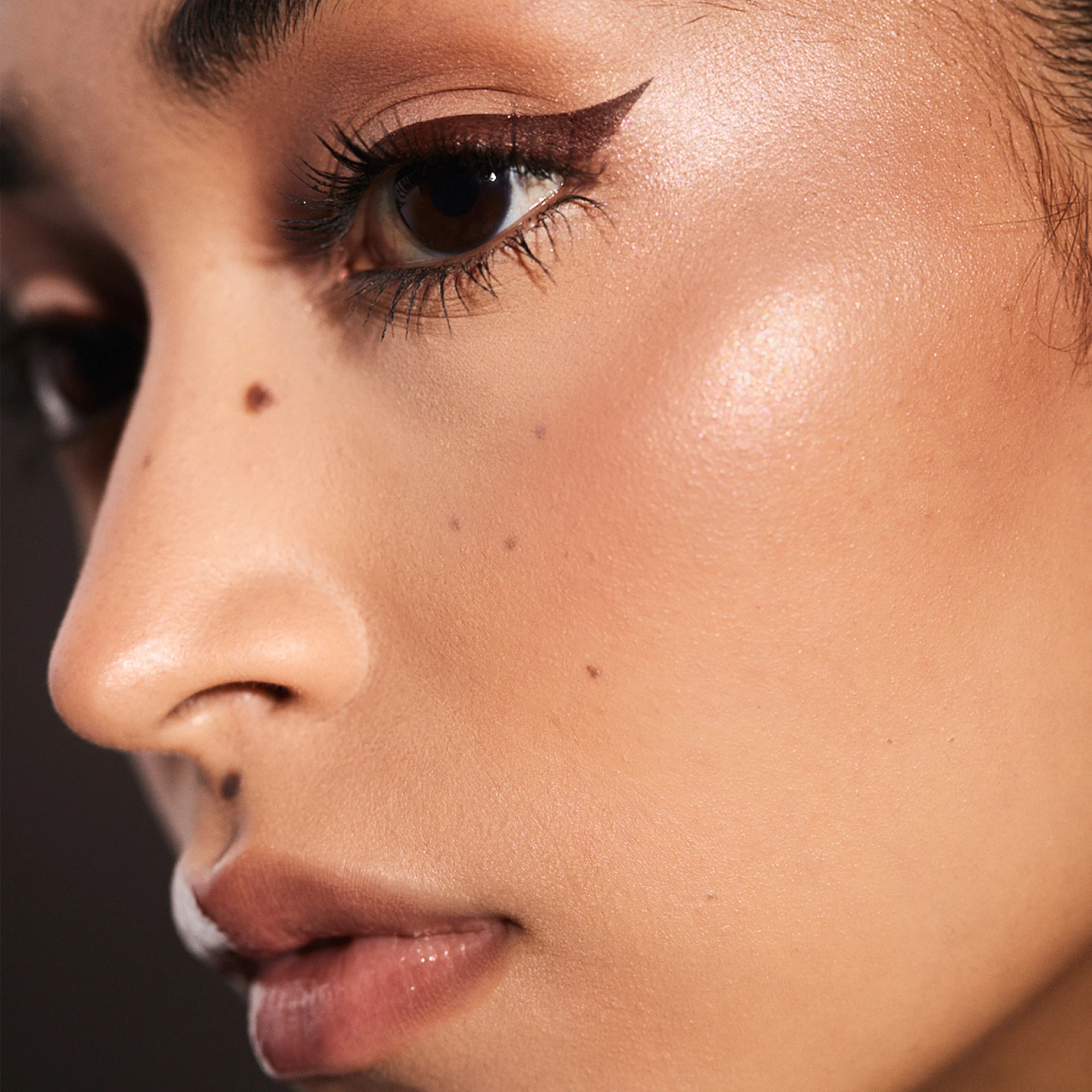 Tuș de ochi lichid de lungă durată Flyliner, culoarea Big Truffe - Fenty Beauty