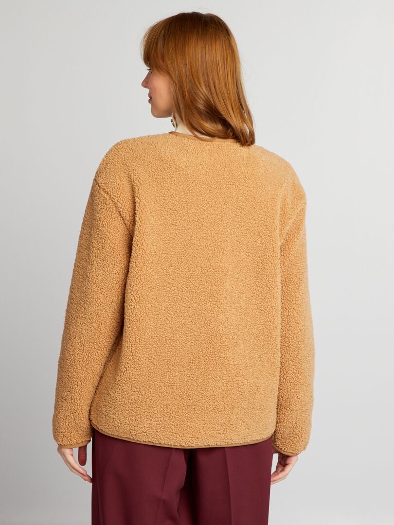 Korte jas van twee materialen: sherpa - BRUIN