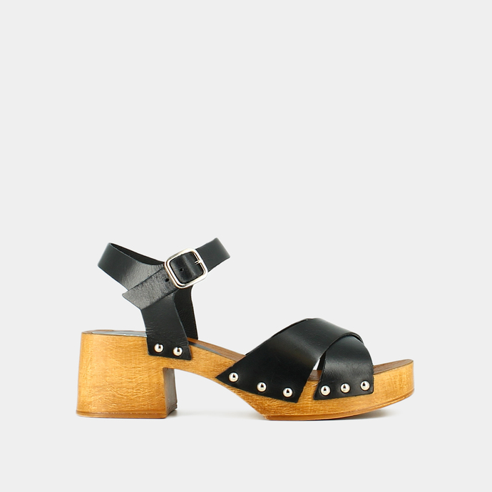Sandales à clous et brides croisées  en cuir noir