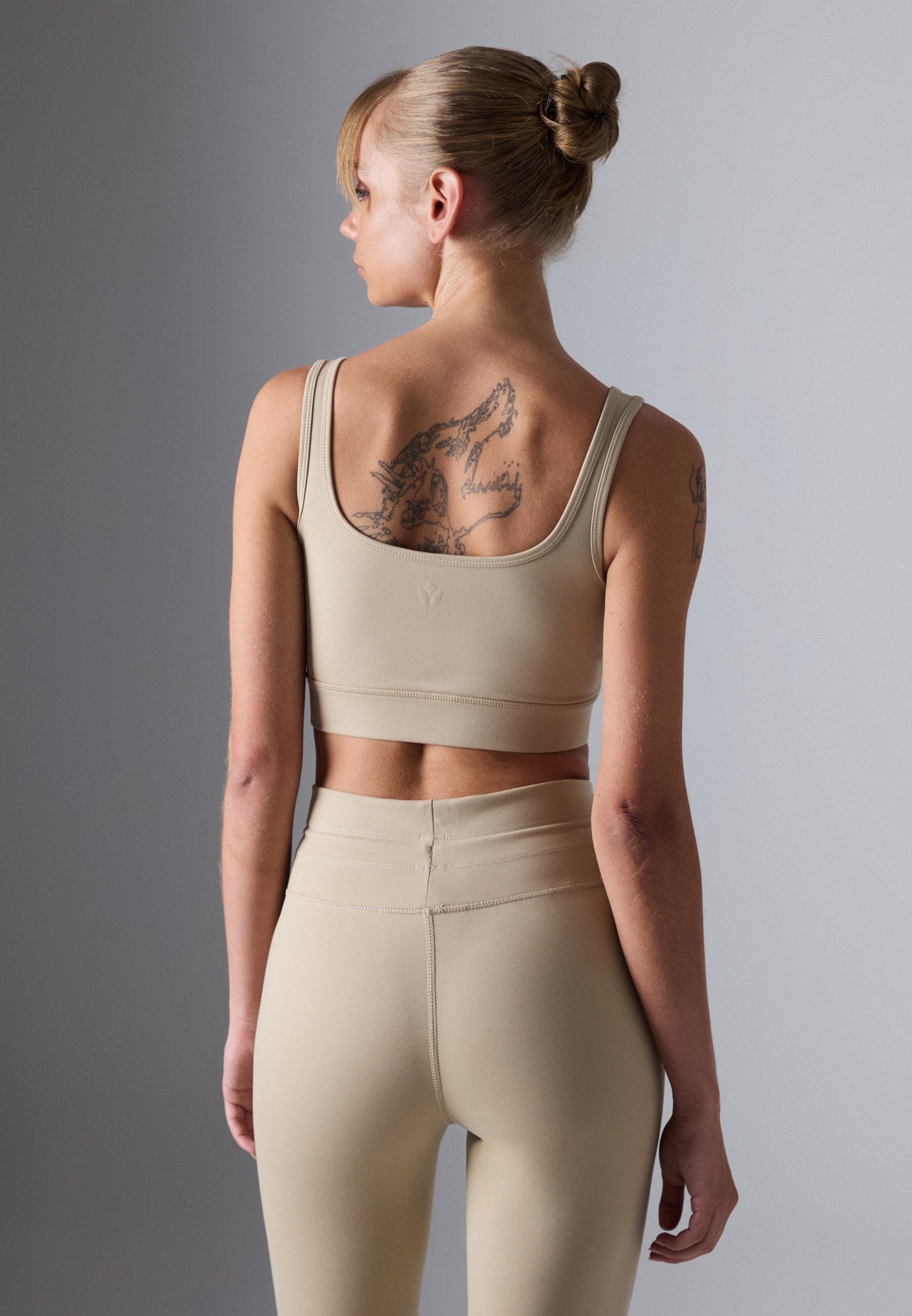 Even&Odd active MEDIUM SUPPORT SPORTBH MET VIERKANTE HALS - Sportbeha met gemiddelde ondersteuning - beige