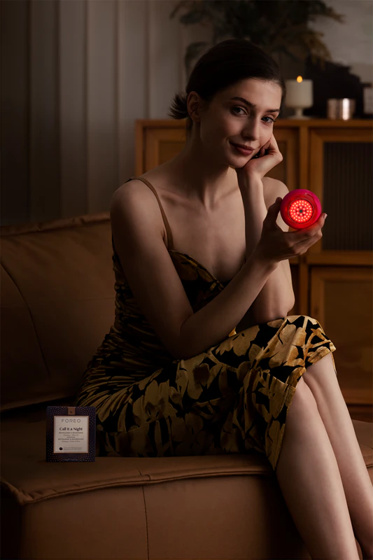 FOREO UFO™ 3 é um dispositivo sônico LED que acelera a ação da máscara com luz LED e NIR.