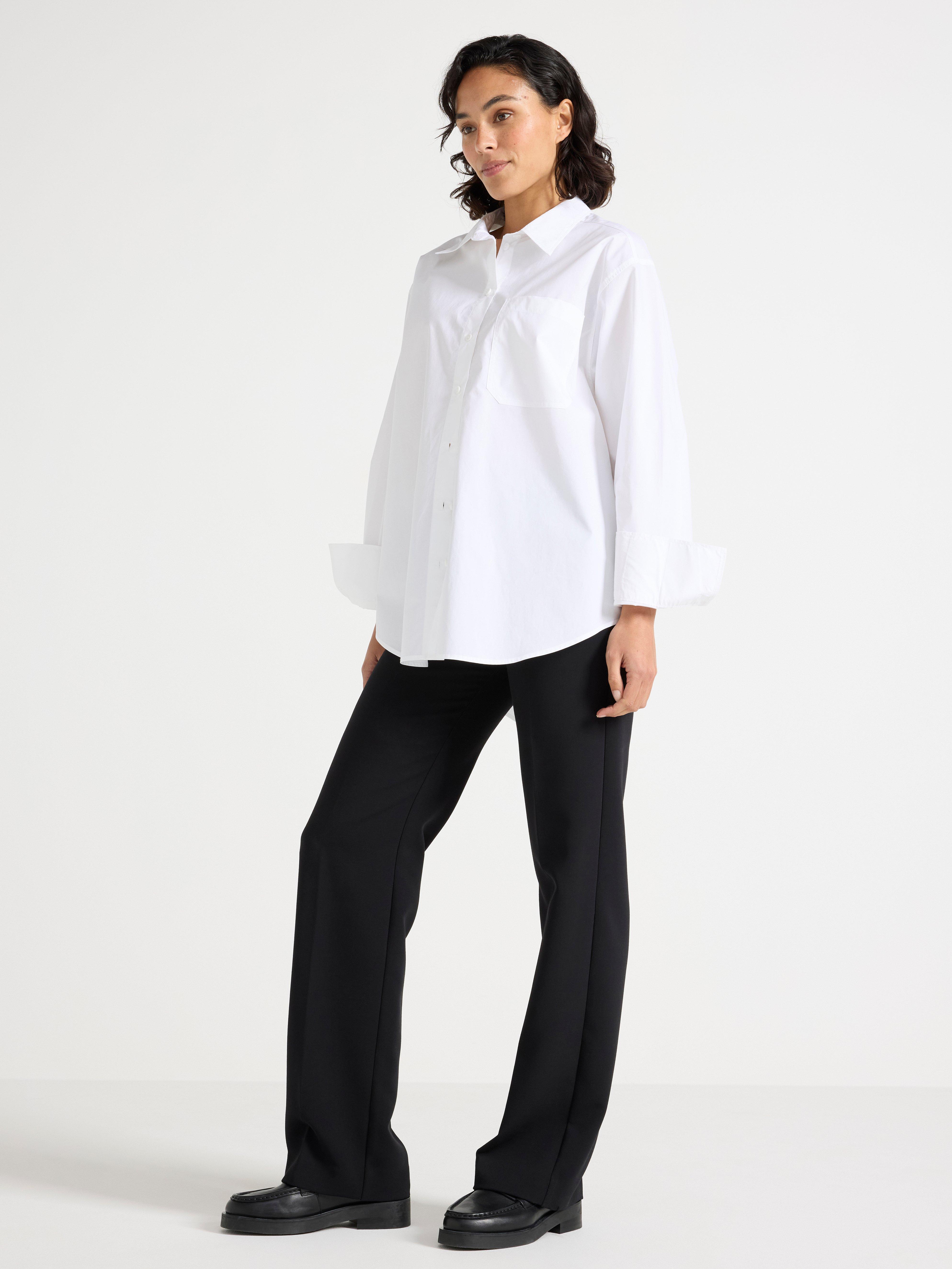 Pantalones NOOR de pierna extralarga en color negro.